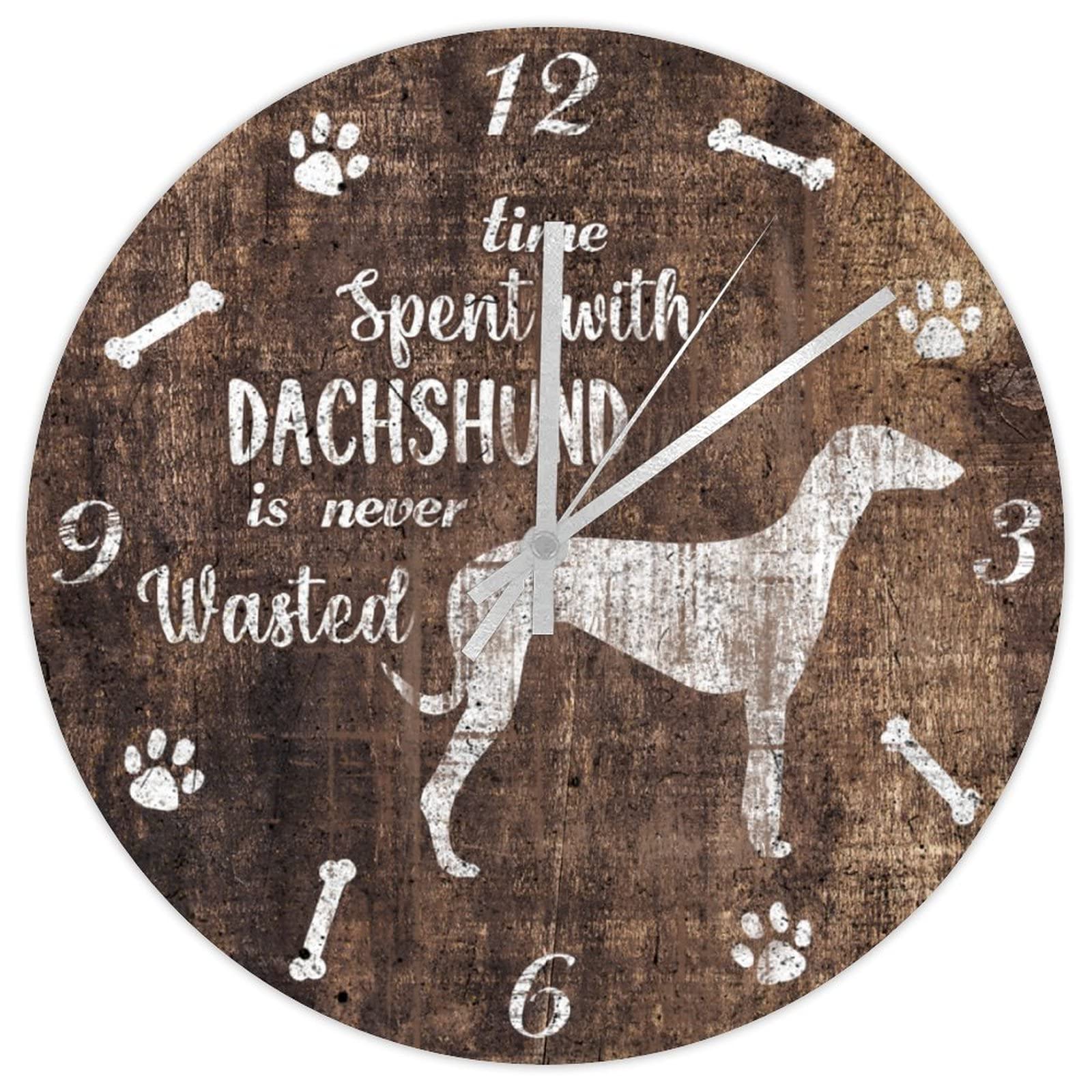 Horloge murale ronde en bois teckel pour une cuisine rustique chic et un bureau apaisant