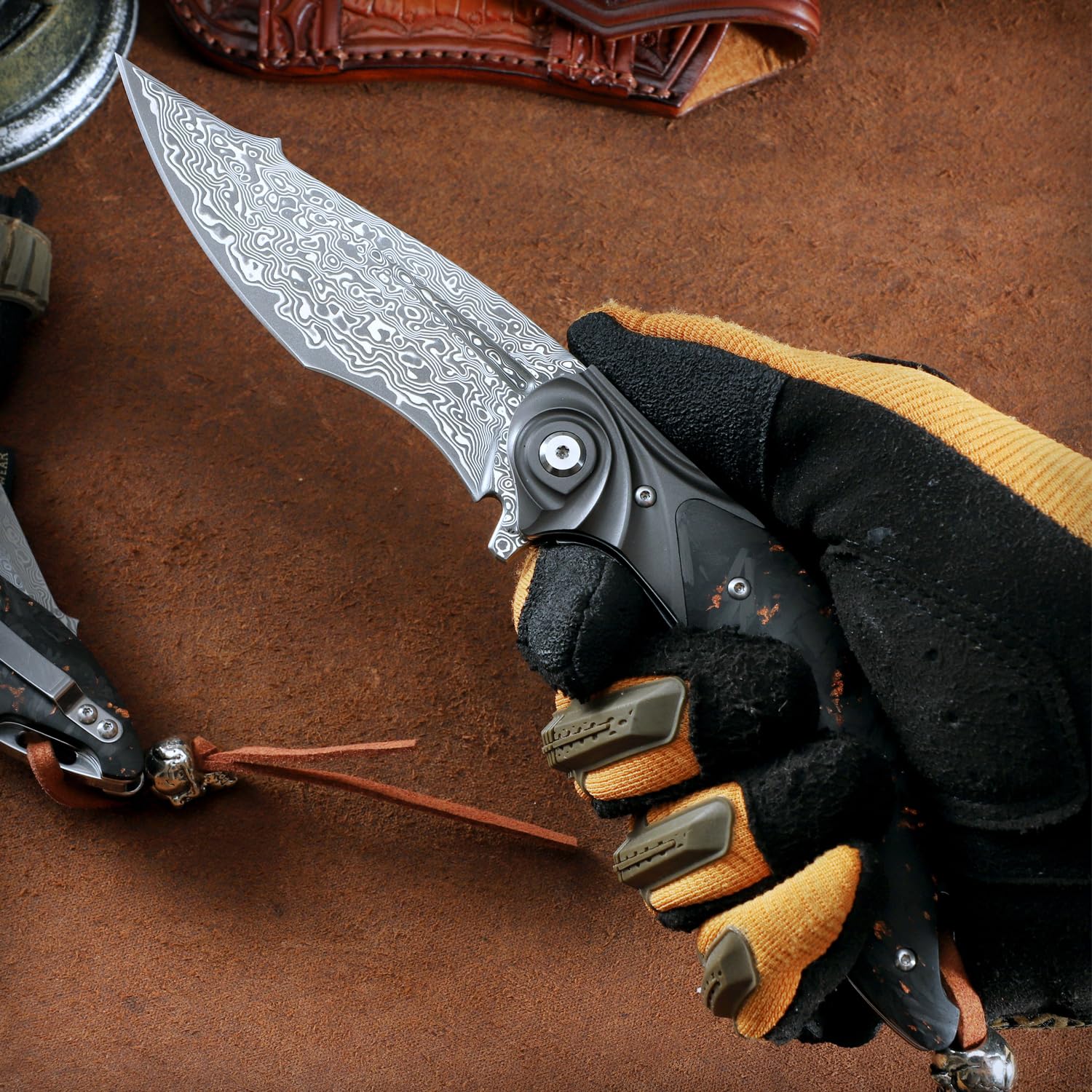Herren-Klappmesser, handgefertigtes Damaststahl-Taschenmesser, 3,9 Zoll Klinge mit Clip und Lederscheide, Liner Lock, Kohlefaser-Griff, geeignet für EDC Camping Expeditionen, Wandern tragen, Geschenk