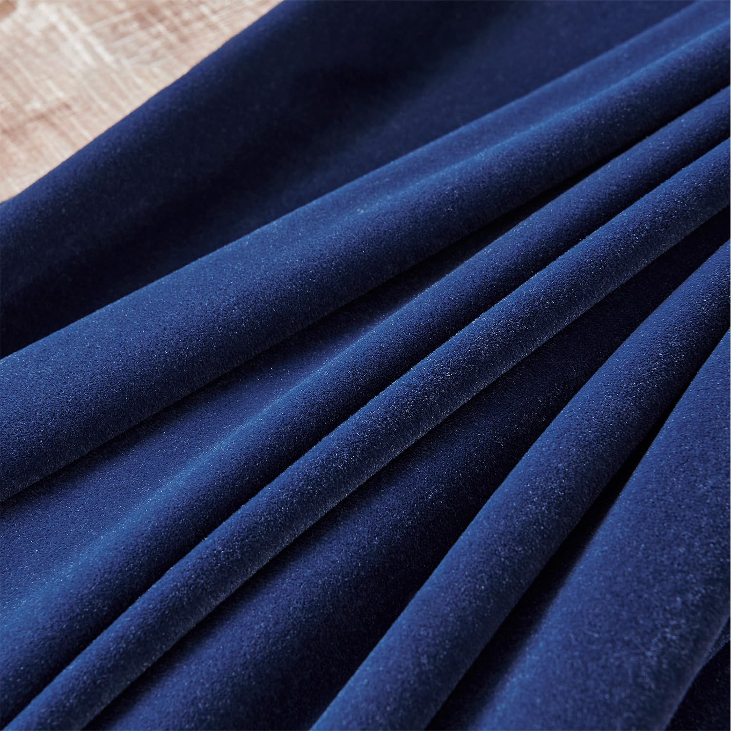 Joydeco Lot de 2 Rideaux Velours Bleu 140x240 cm, Rideau Doux Semi-Occultant Isolant Thermique avec Galon Fronceur à Passe Tringle, Lourds Épais 330g/㎡ pour Salon et Chambre à Coucher