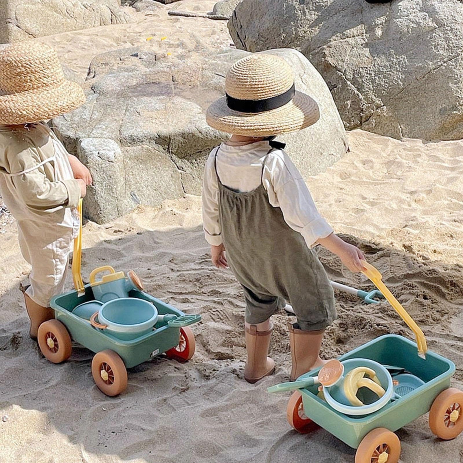 Il set di giocattoli da spiaggia e da viaggio include attrezzi coinvolgenti per i più piccoli, come carriole e autocarri con cassone ribaltabile.