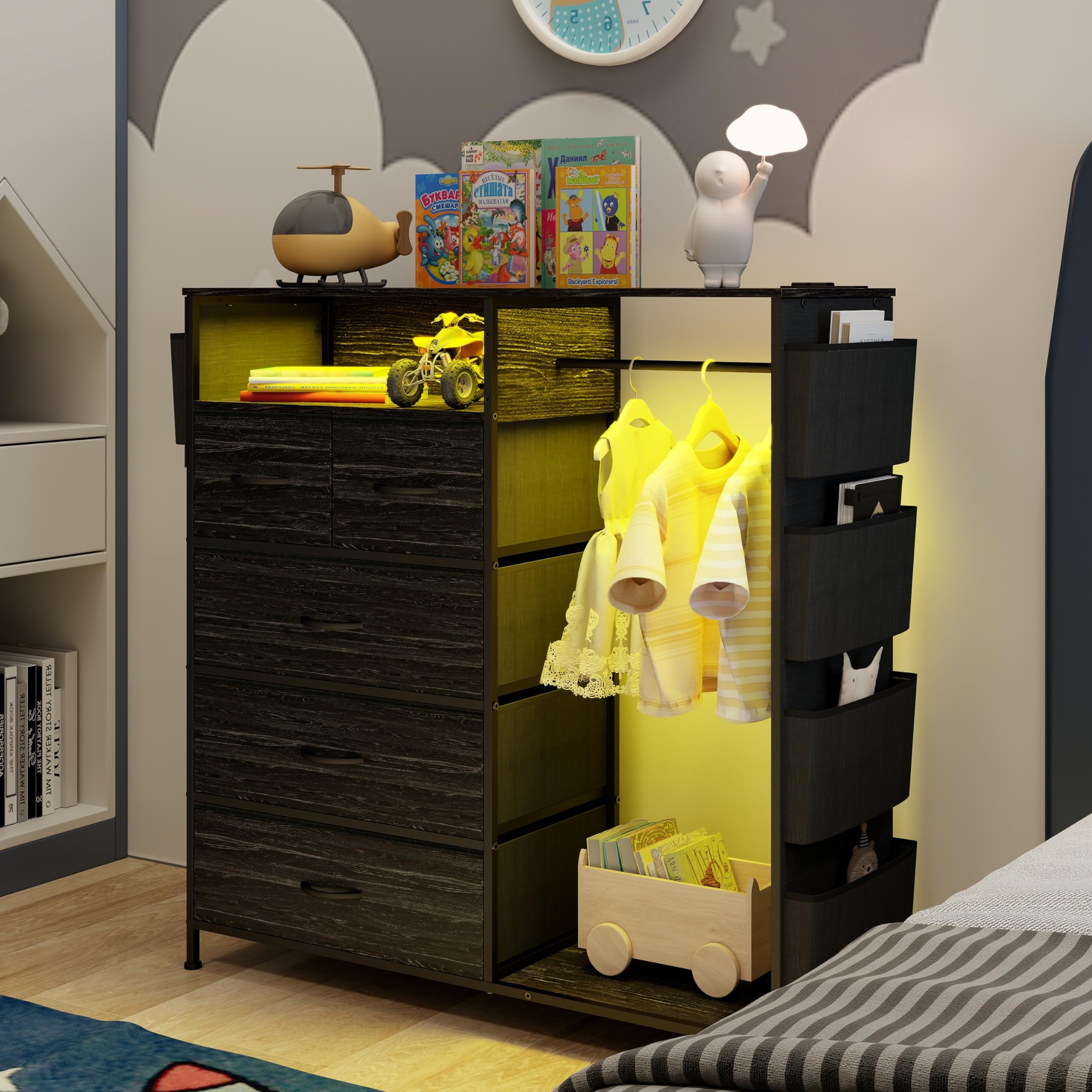 Cómoda para dormitorio con perchero, bolsillos laterales, cómoda de 5 cajones con estación de carga, luces LED, cómoda de almacenamiento negra para guardería, pasillo, armario, marco de acero 9