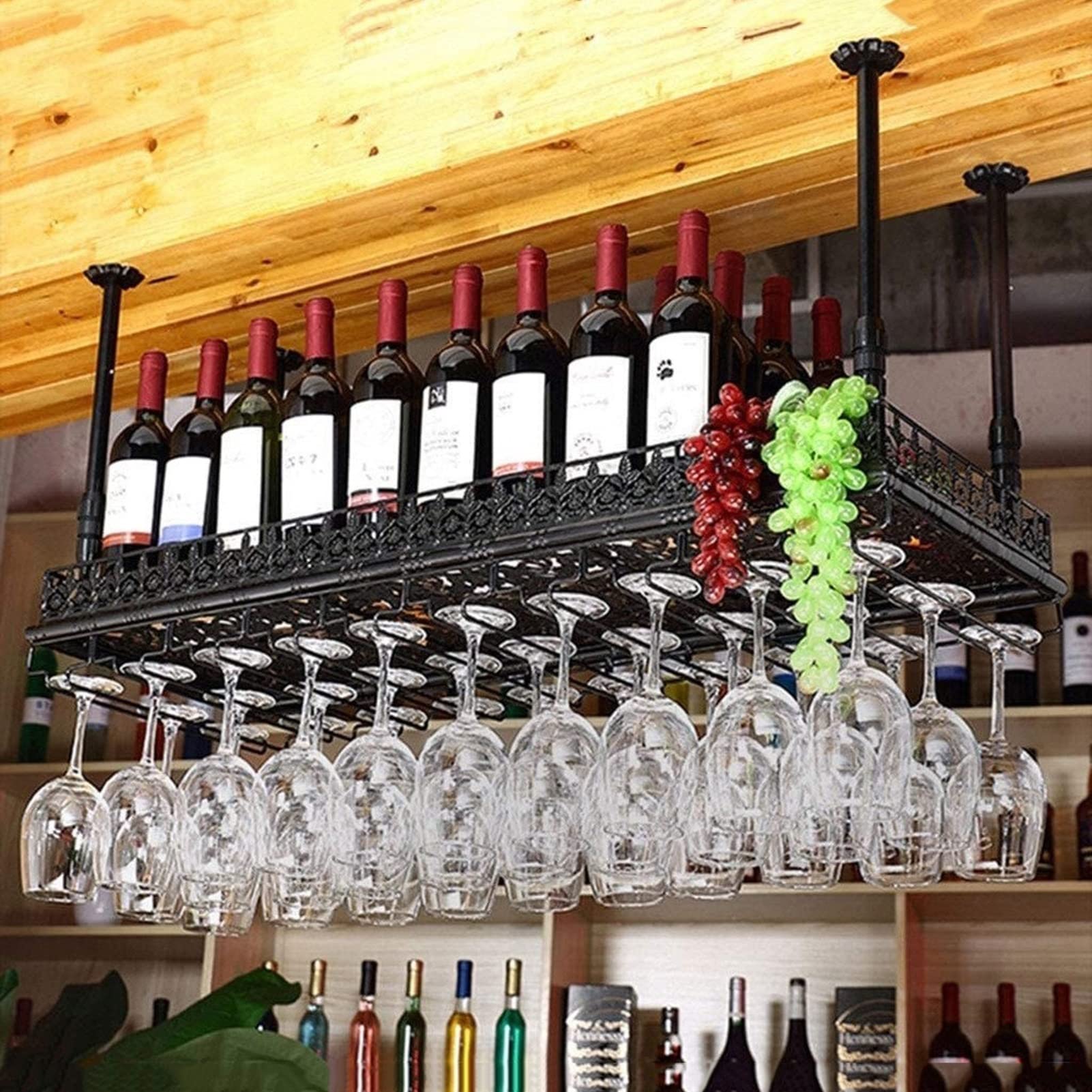 Porte-bouteille de vin suspendu au plafond et étagère de bar moderne