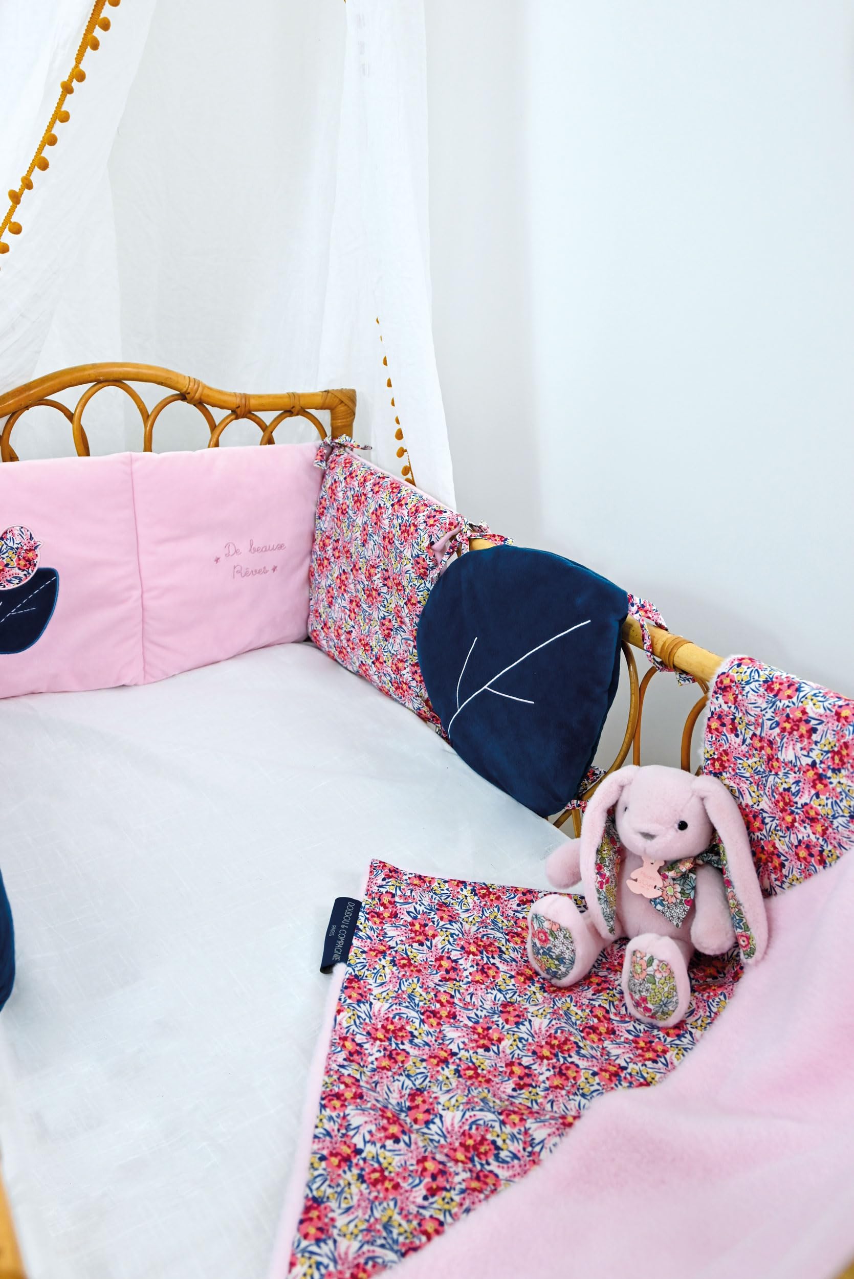 DOUDOU ET COMPAGNIE - Plaid Douceur Rose et Fleuri - Collection BOH'AIME FAON - 70 x 100 cm - Recto Imprimé 100% Coton - Verso Rose 100% Peluche - Sieste Confort - Cadeau naissance Bébé - DC4036