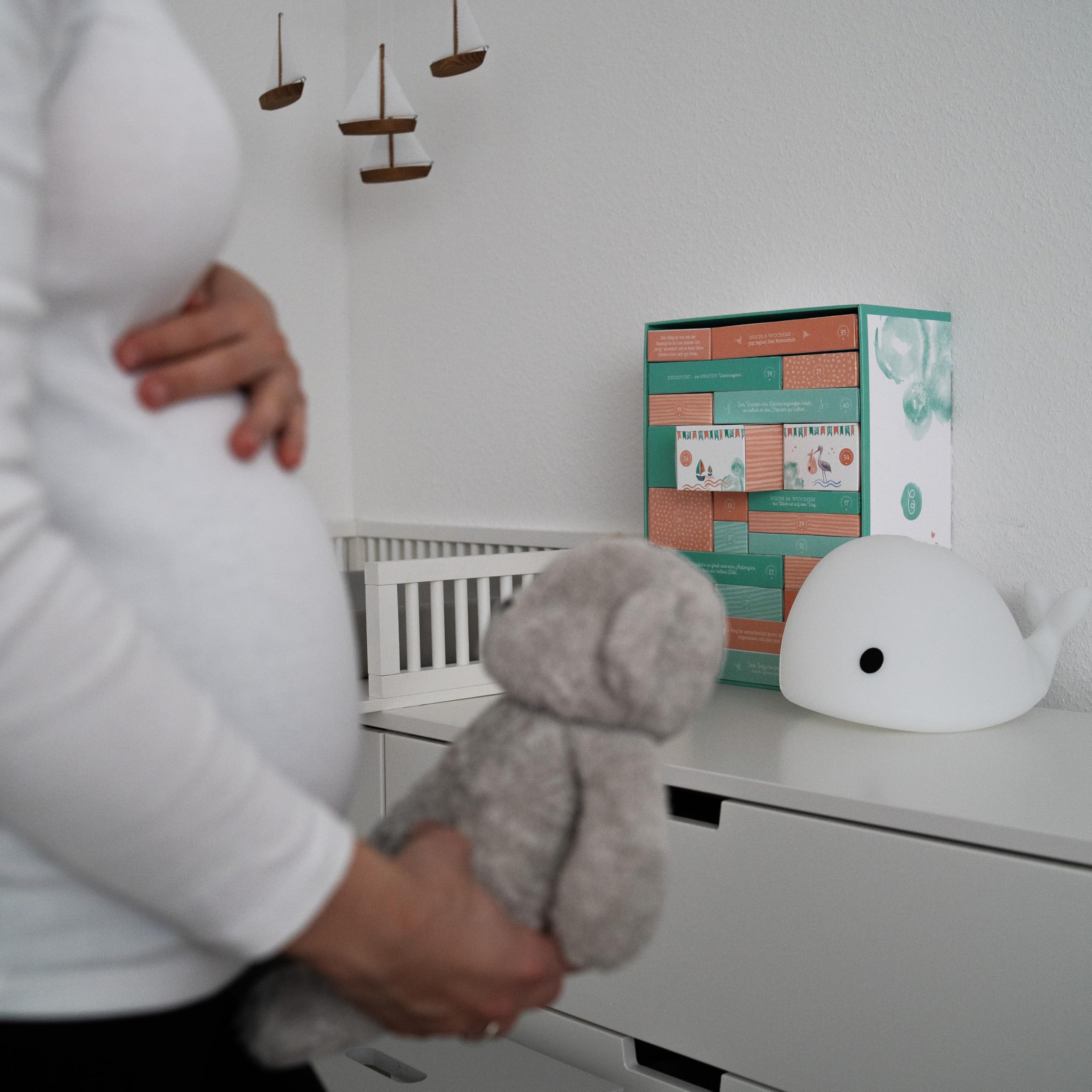 Erstausstattungs-Schwangerschaftskalender/Countdownbox mit Geschenken für 24 Schwangerschaftswochen