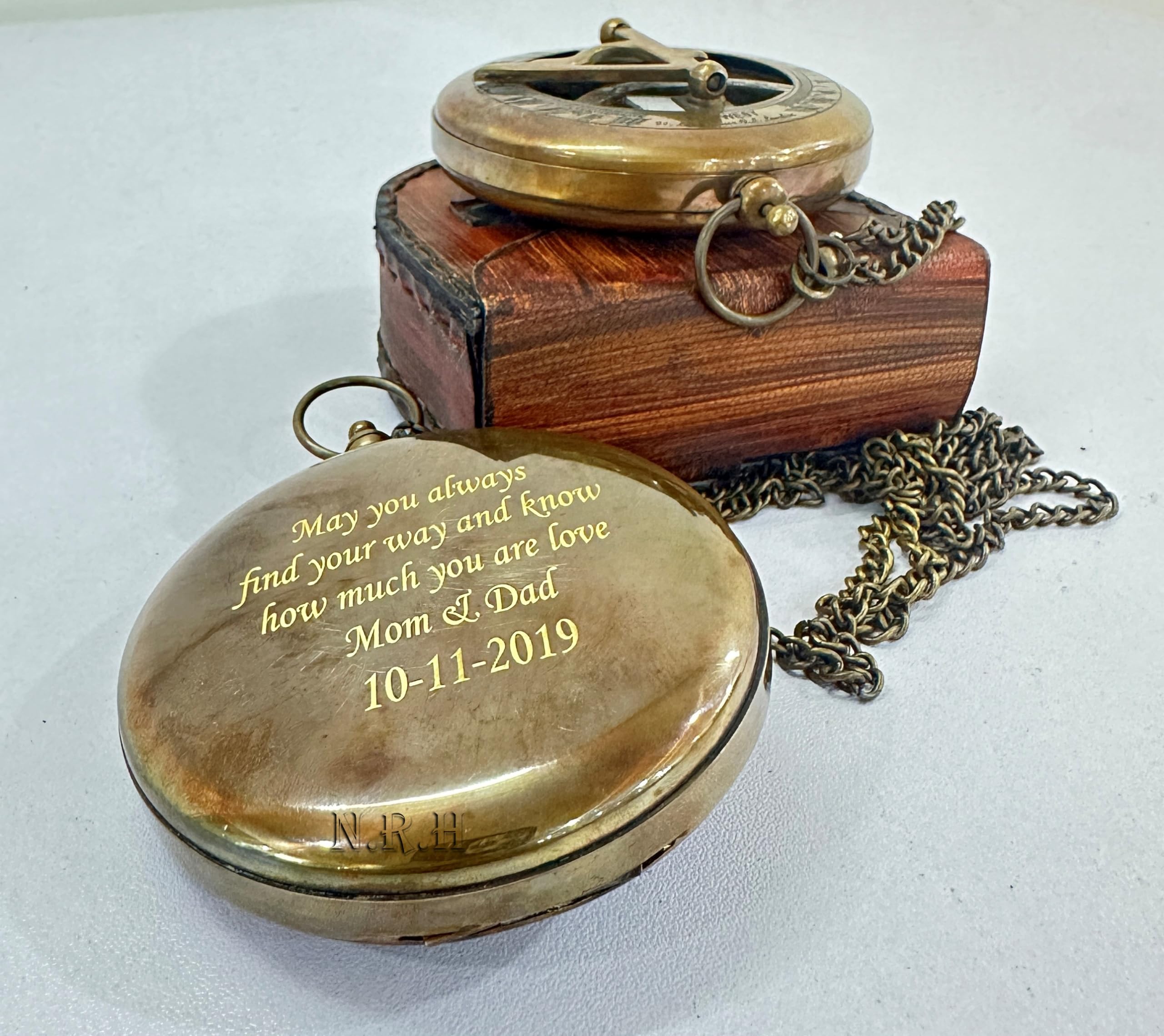 Brújula grabada de bolsillo de latón para mamá y papá y tus padres, brújula para el día del padre, día de la madre, con cadena y caja de cuero