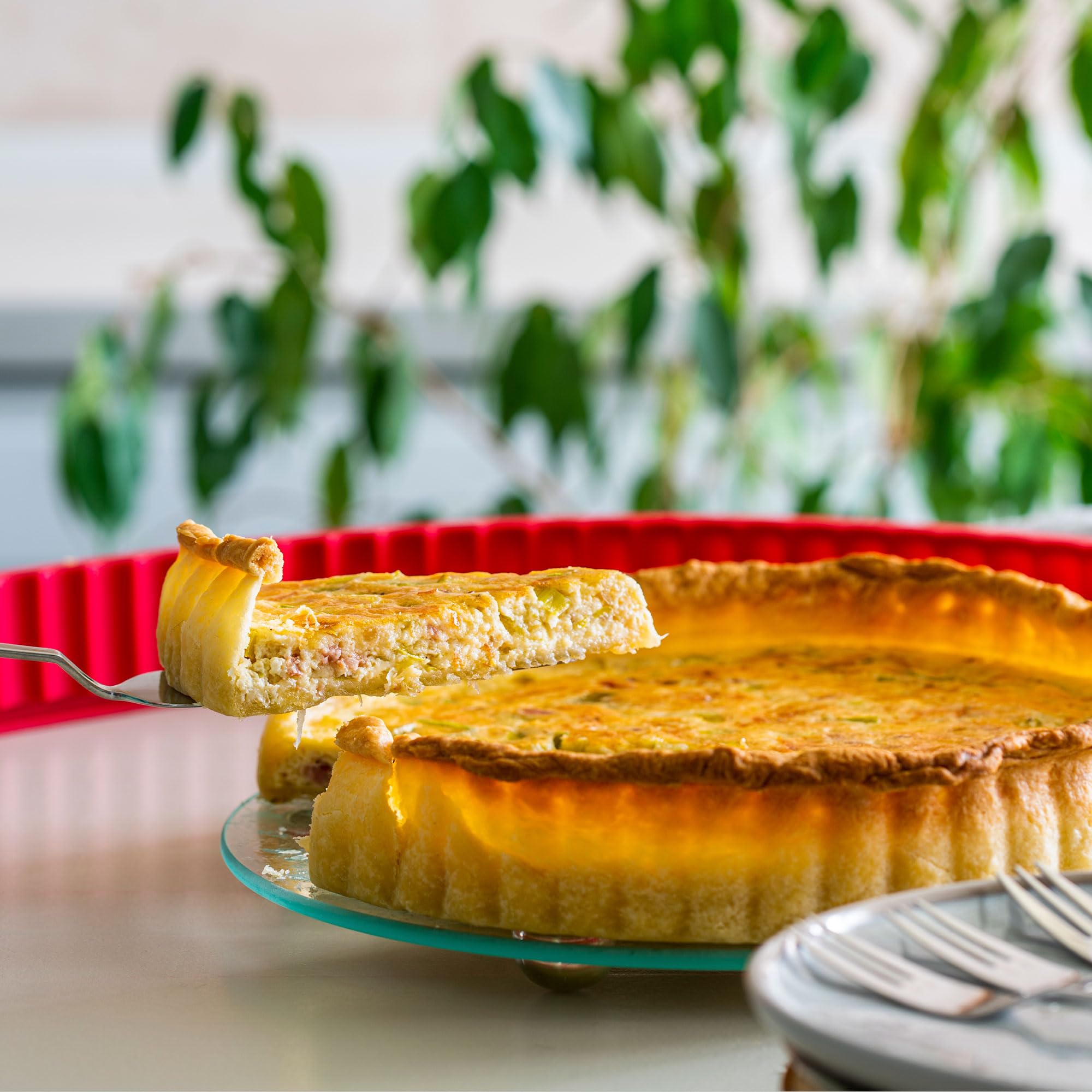 coox Quicheform mit Glasboden ⌀ 26 cm und Glasfüßen in Rot, perfekt backen und direkt auf dem Glasboden servieren und schneiden