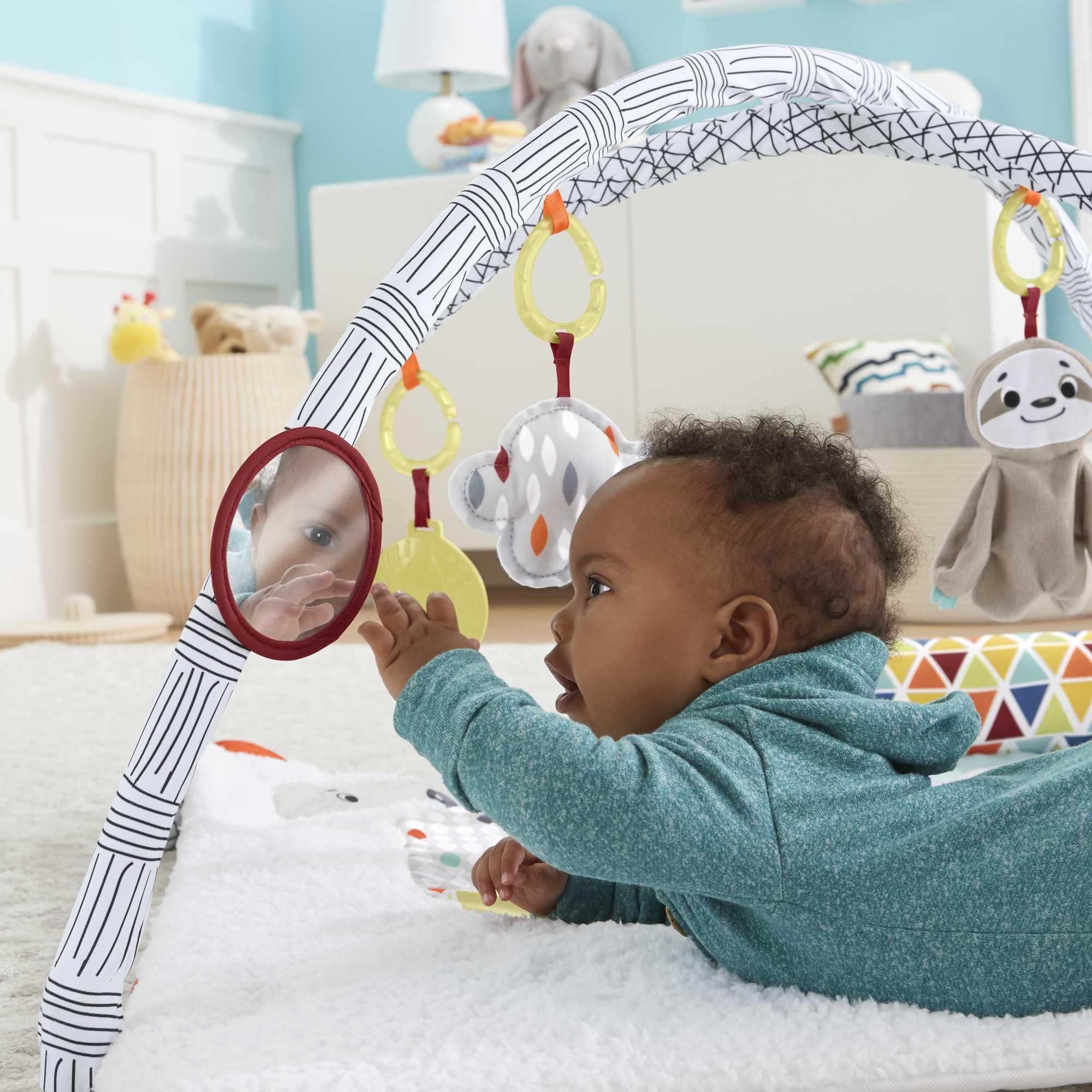 Fisher-Price GKD45 - 5-Sinnes-Spieldecke, sechs abnehmbare Beschäftigungsspielzeuge, ab der Geburt