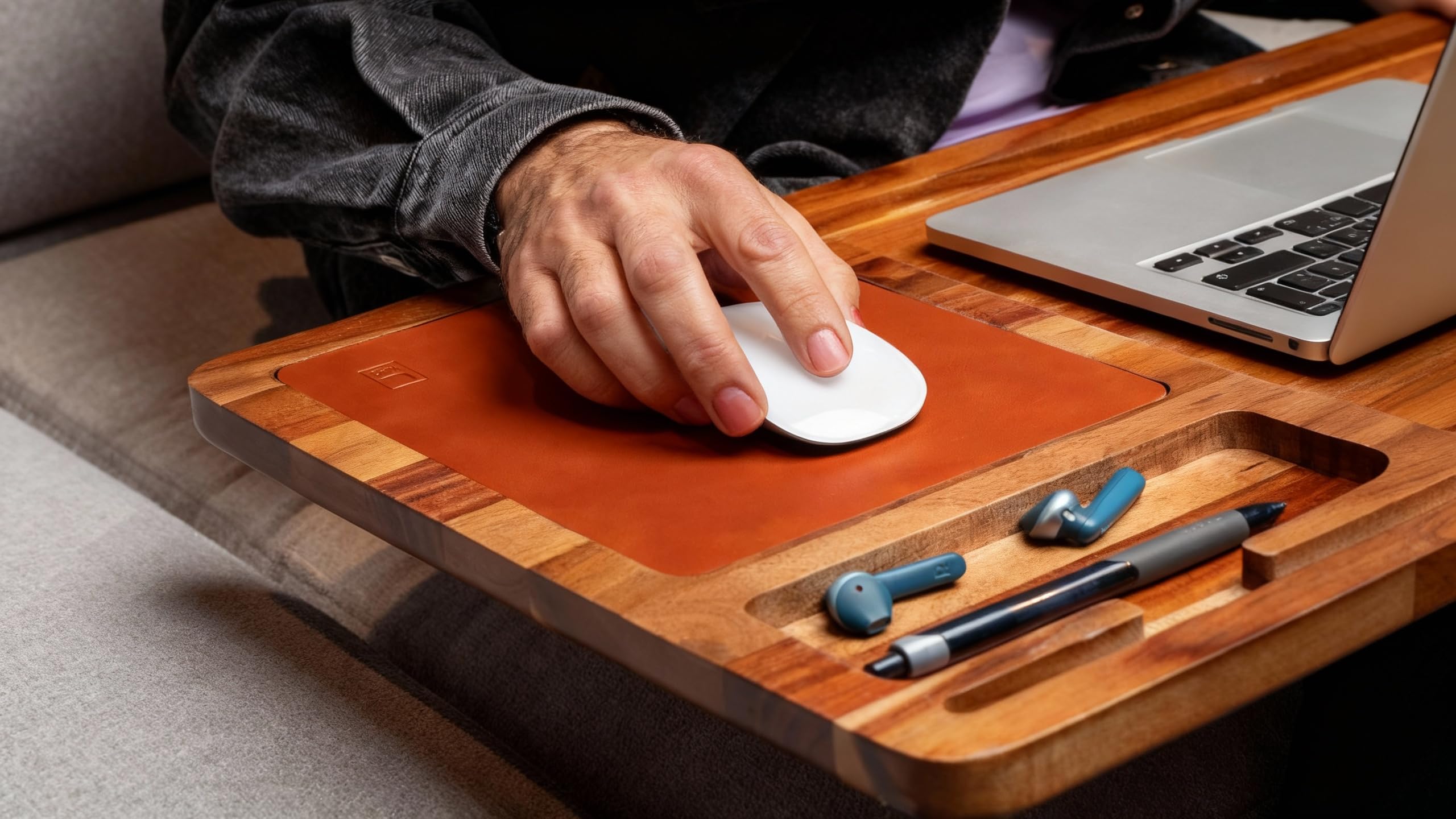 lula Tappetino per laptop in legno di acacia – con grande tappetino per mouse in pelle e pratico supporto per notebook, tablet e telefono; tavolo portatile per laptop in casa o come tavolo da letto a