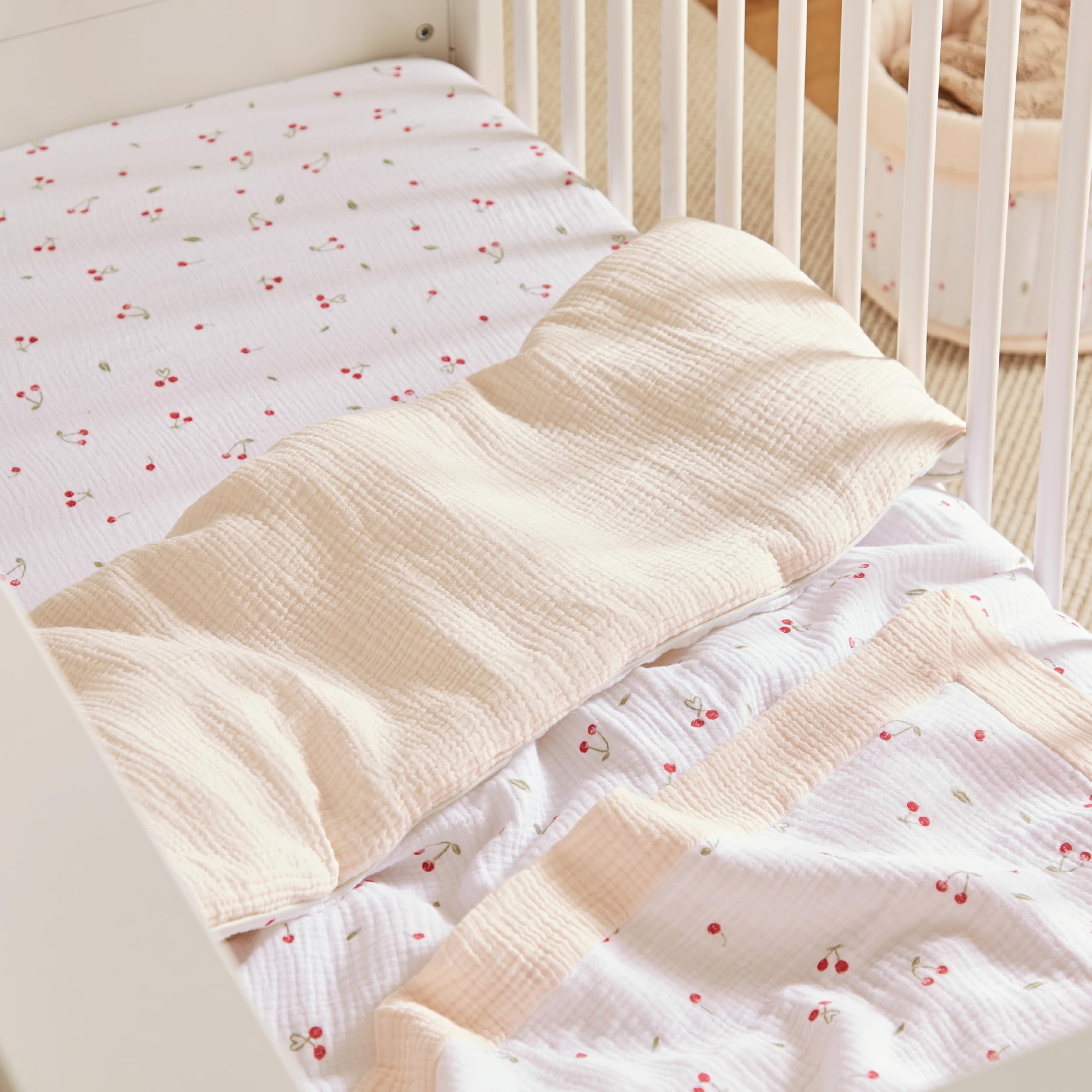 CuddleCo Set copripiumino per lettino, 4 pezzi, in ciliegio ditsy – include copripiumino, coperta e 2 lenzuola con angoli, biancheria da letto accogliente per bambini