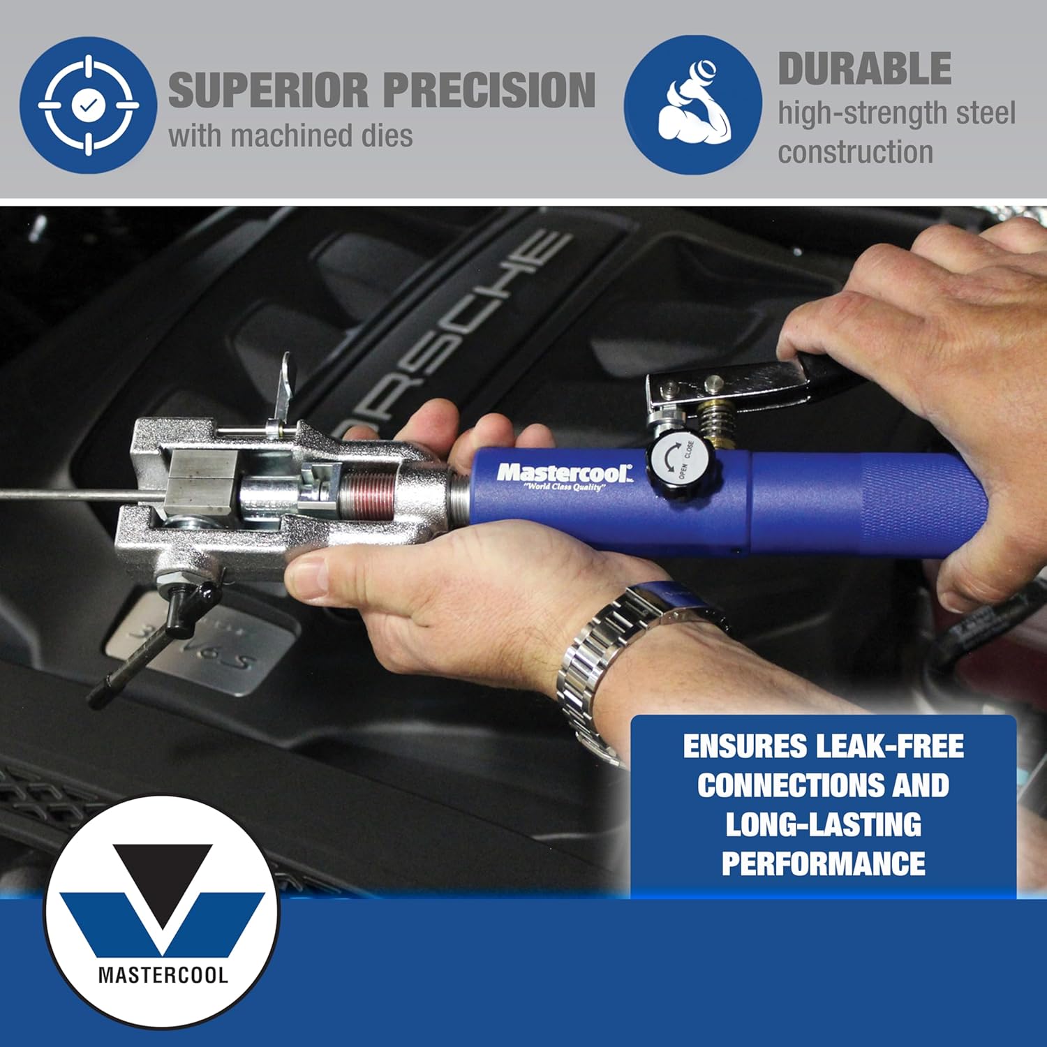 Detailní záběr na používaný rozšířený nástroj Mastercool, zobrazující trubku upevněnou v matrici.