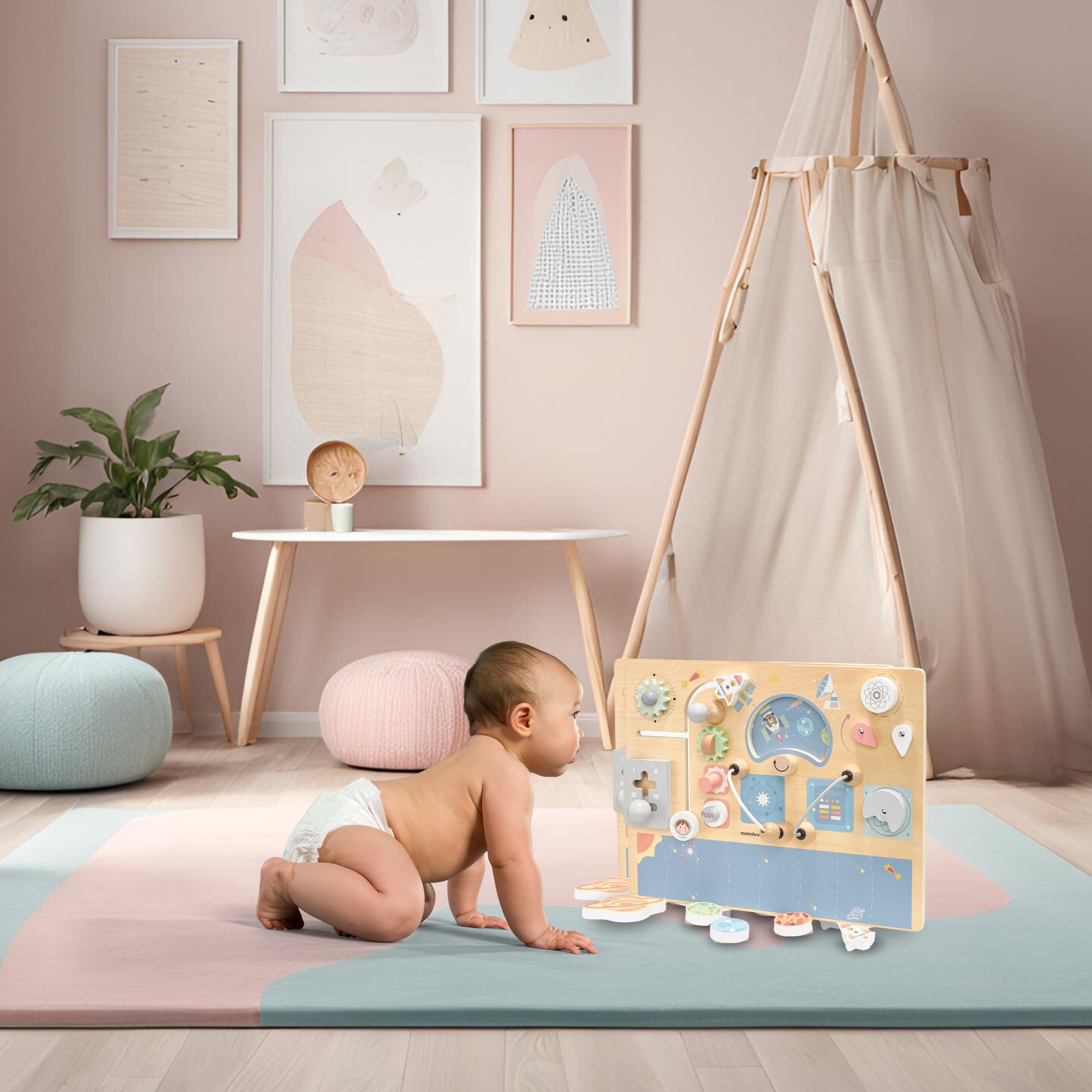mamabrum Busy Board - Pannello Sensoriale Bambini Montessori in MDF 40 x 30 x 4 cm - Tema Spazio con Ruote, Pulsanti e Labirinto - Giocattolo Educativo per Bambini 18+ Mesi
