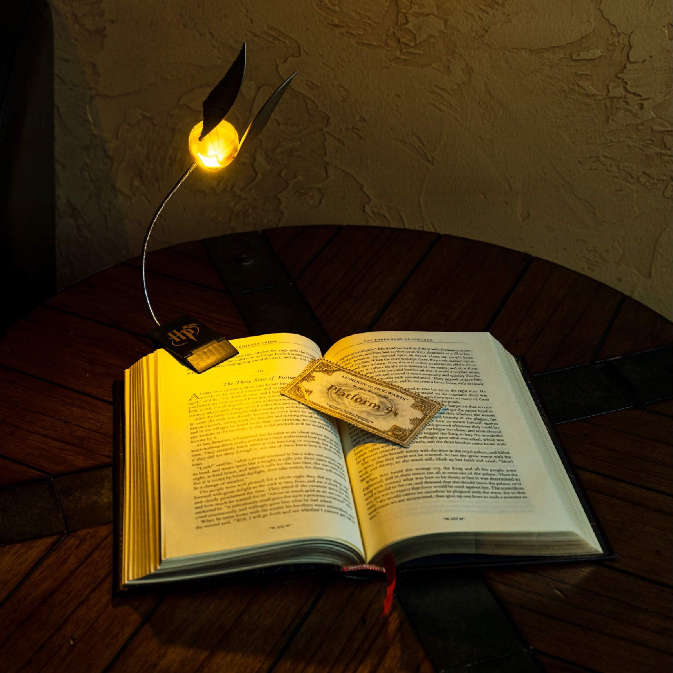 Luz de lectura de la snitch dorada de Harry Potter, clip para libro con 3 niveles de brillo