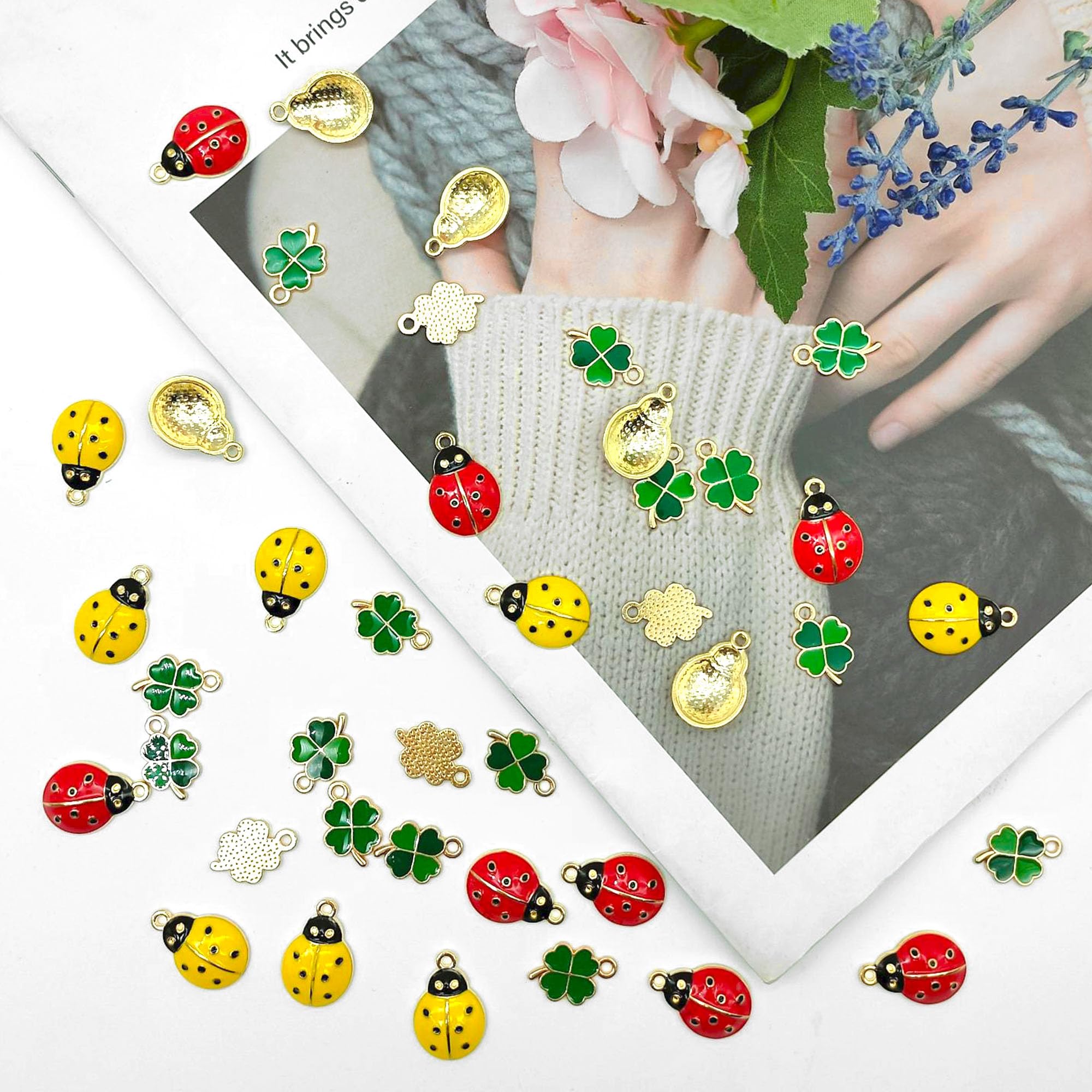 40 Pcs Ciondolo Coccinella Shamrock Metallo Fascino Portafortuna a Quattro Foglie Portachiavi Erba Fortunato Accessori Mini Ornamenti Coccinella Trifoglio Artigianato Fai Da Te