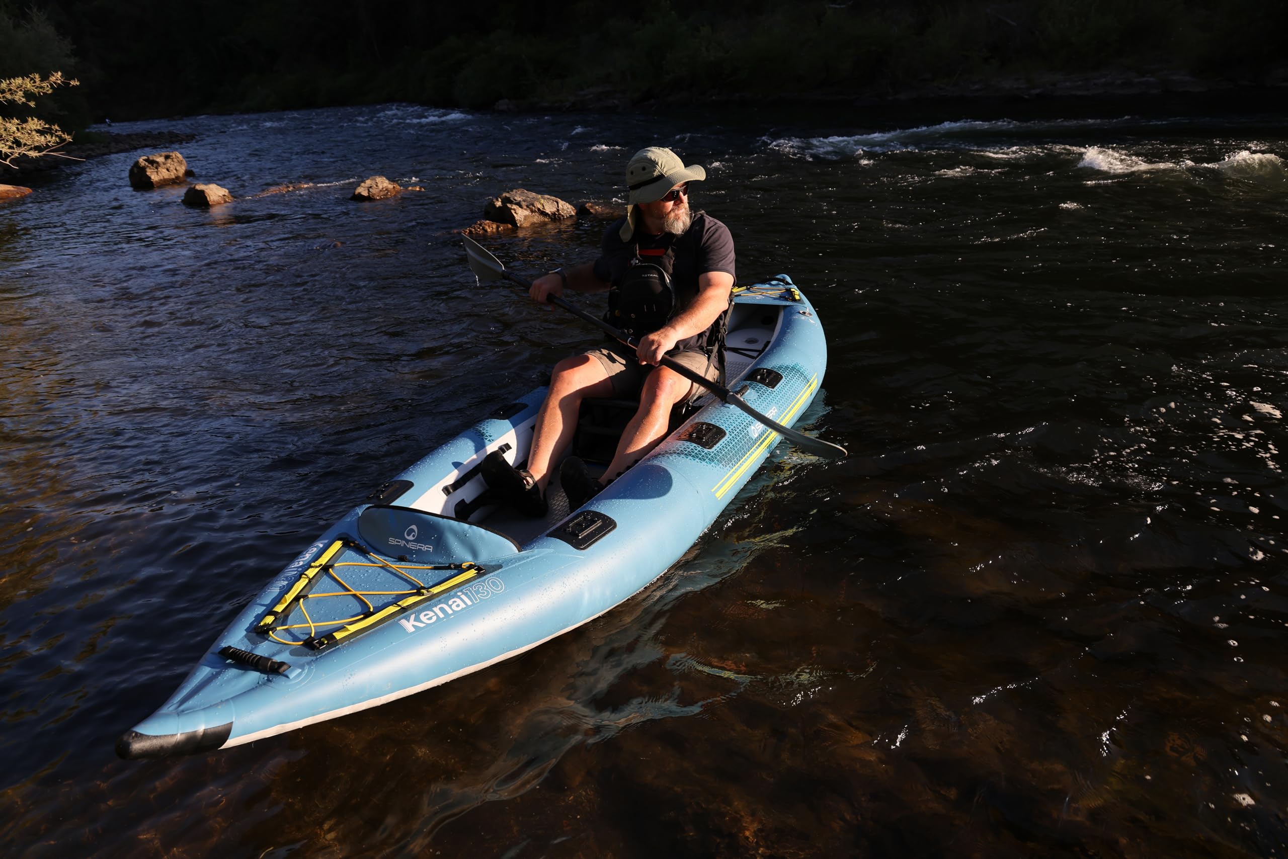 Spinera Kenai 130 – Aufblasbares Kajak 2 Personen | 396x87cm | Angelkajak & Tourenkajak | 1–2 Sitzer mit Frame-Seats | Kajak aufblasbar mit Finne & Rucksack | Allrounder für See - Fluss