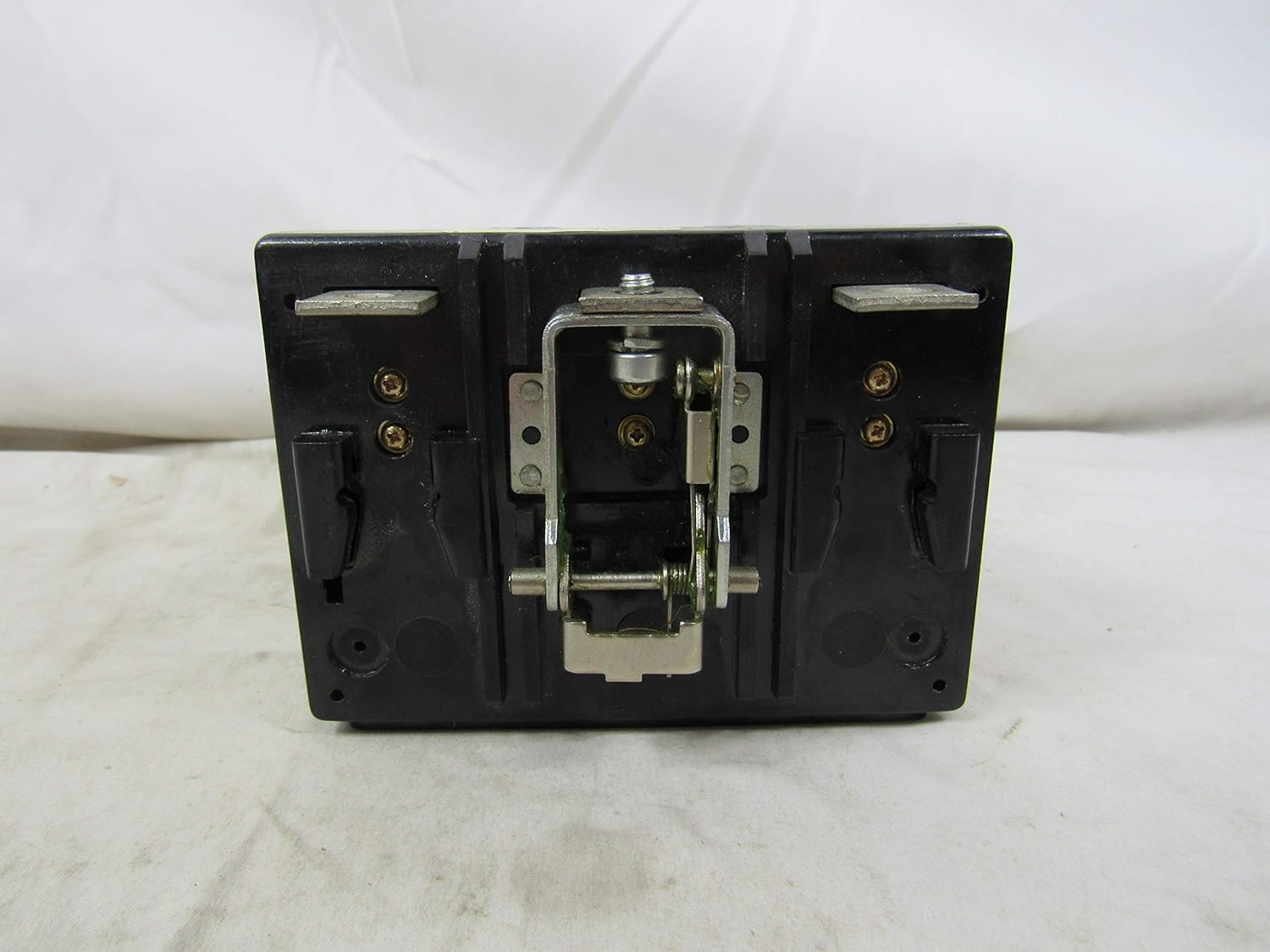 戻る view of the Eaton Cutler-Hammer KT3400T Circuit Breaker Trip Unit showing mounting points