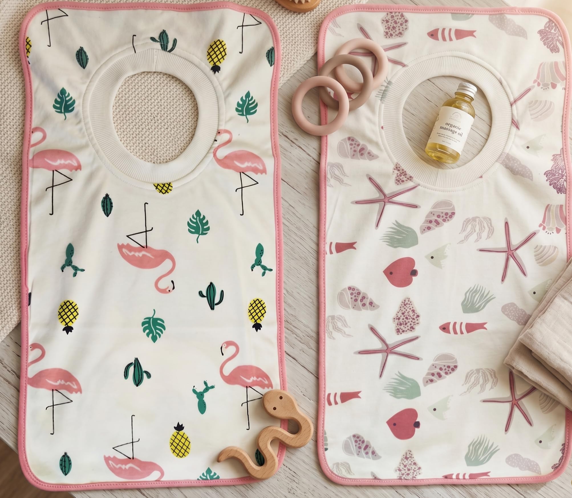 NOVAGO Lot de 2 Grands Bavoirs bébé et Maternelle évolutif 100% Coton Super Confort et Doux, col élastique Facile a Enfiler, Poche de Rangement