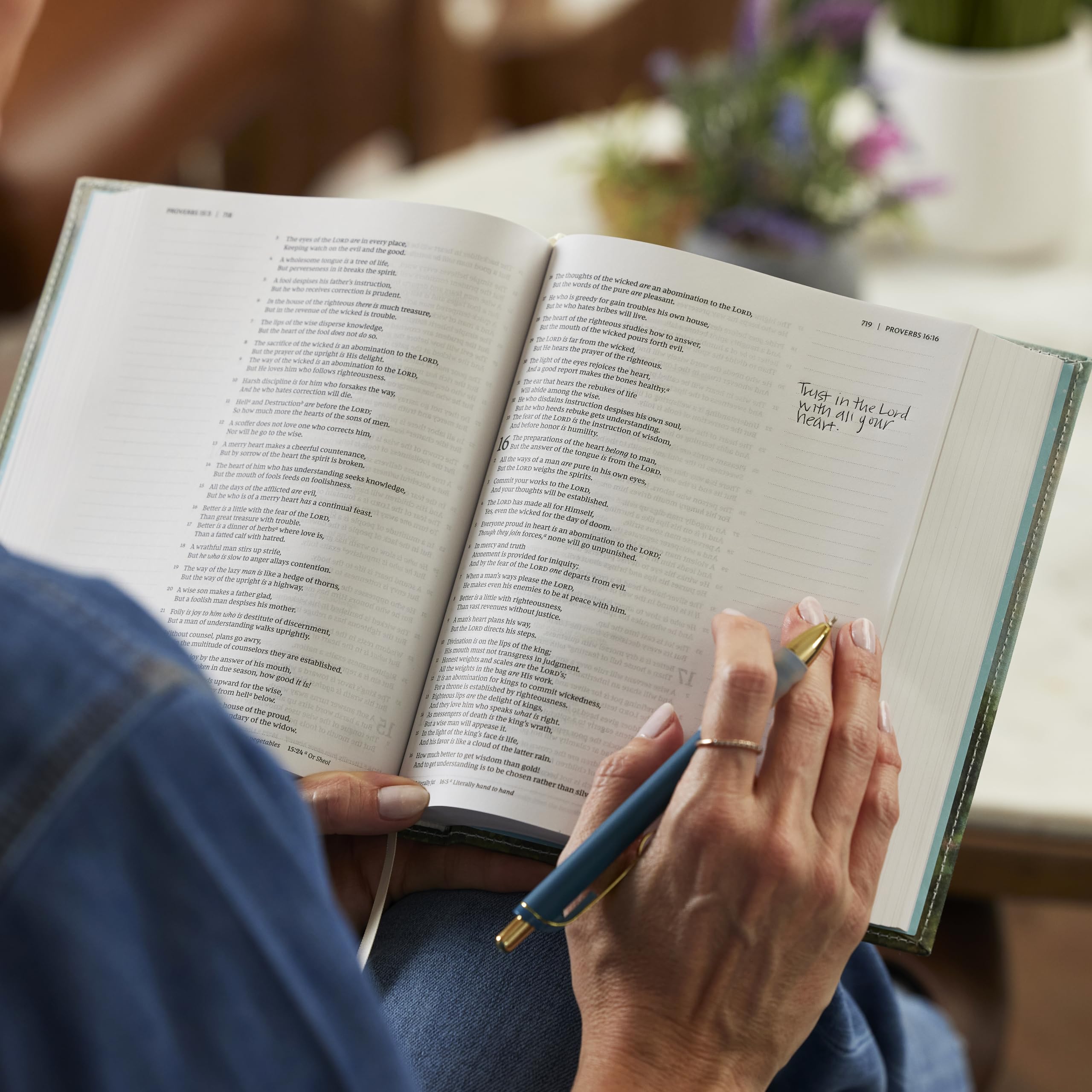 NKJV, Journal the Word Bible, Cloth Over Board, Gray Floral, Red Letter Edition, Comfort Print: Reflect, Journal, or Create Art Next to Your Favorite Verses