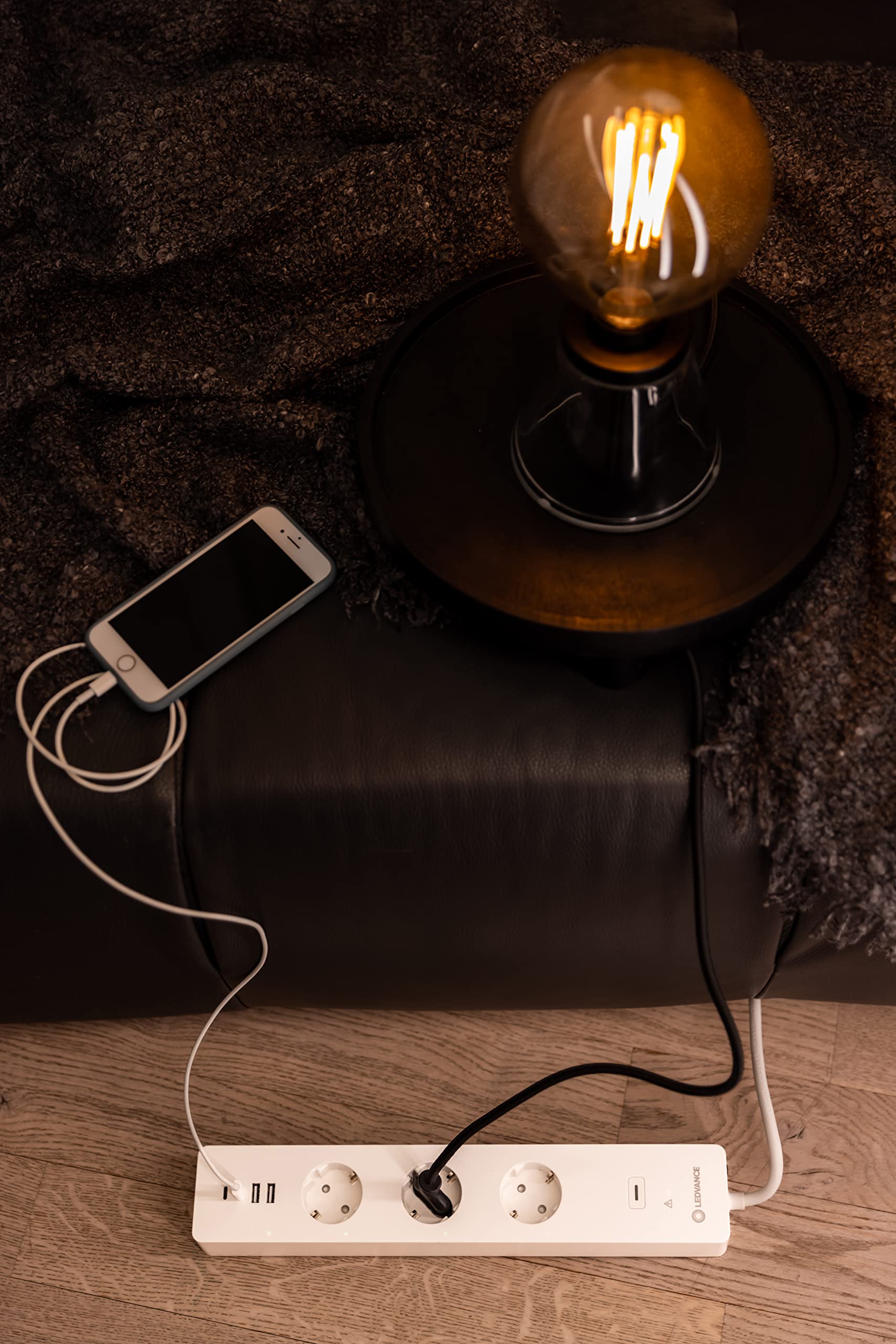 LEDVANCE Smart Plug con tecnologia WiFi, striscia a tre prese con protezione da sovraccarico e protezione da sovratensioni, comprese le connessioni USB, controllabile tramite app WiFi, Alexa e Google