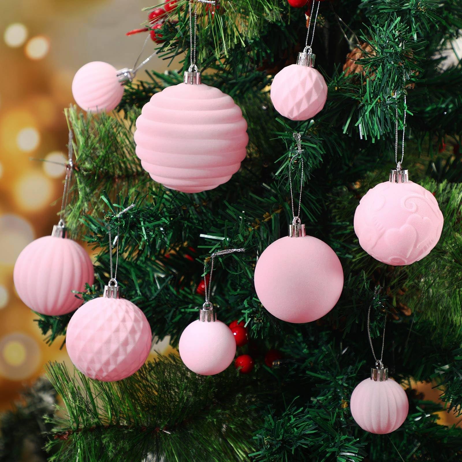 Hungdao Lot de 38 boules de Noël en velours floqué rose – 5 styles en 3 tailles – Décorations incassables à suspendre pour sapin de Noël