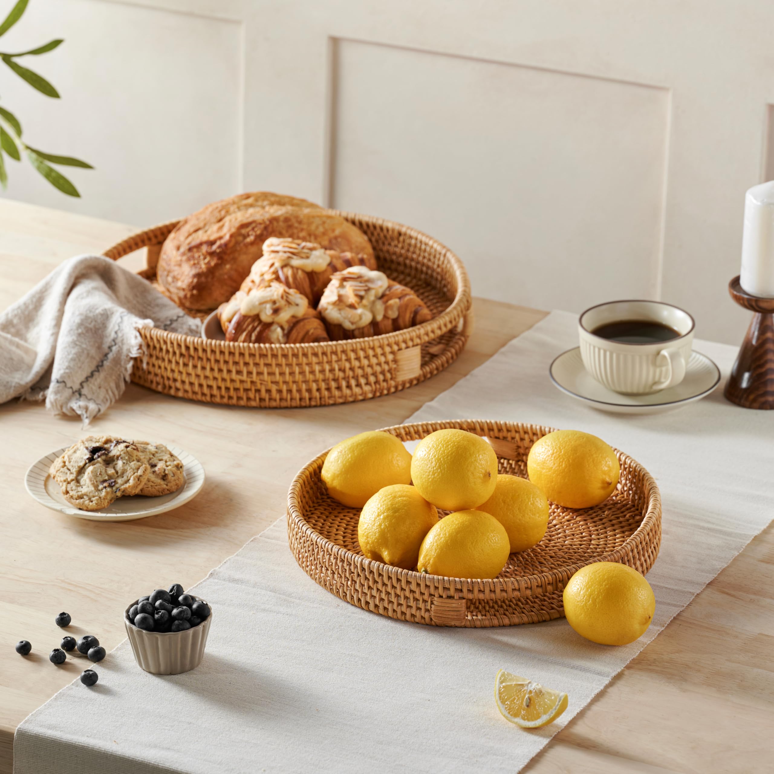 Jungle Culture Vassoio da portata in rattan 30cm • Vassoi da portata intrecciati con manici per la casa • Vassoio rotondo da tavolino • Cestino da portata in vimini per pane, frutta, candele • Miele