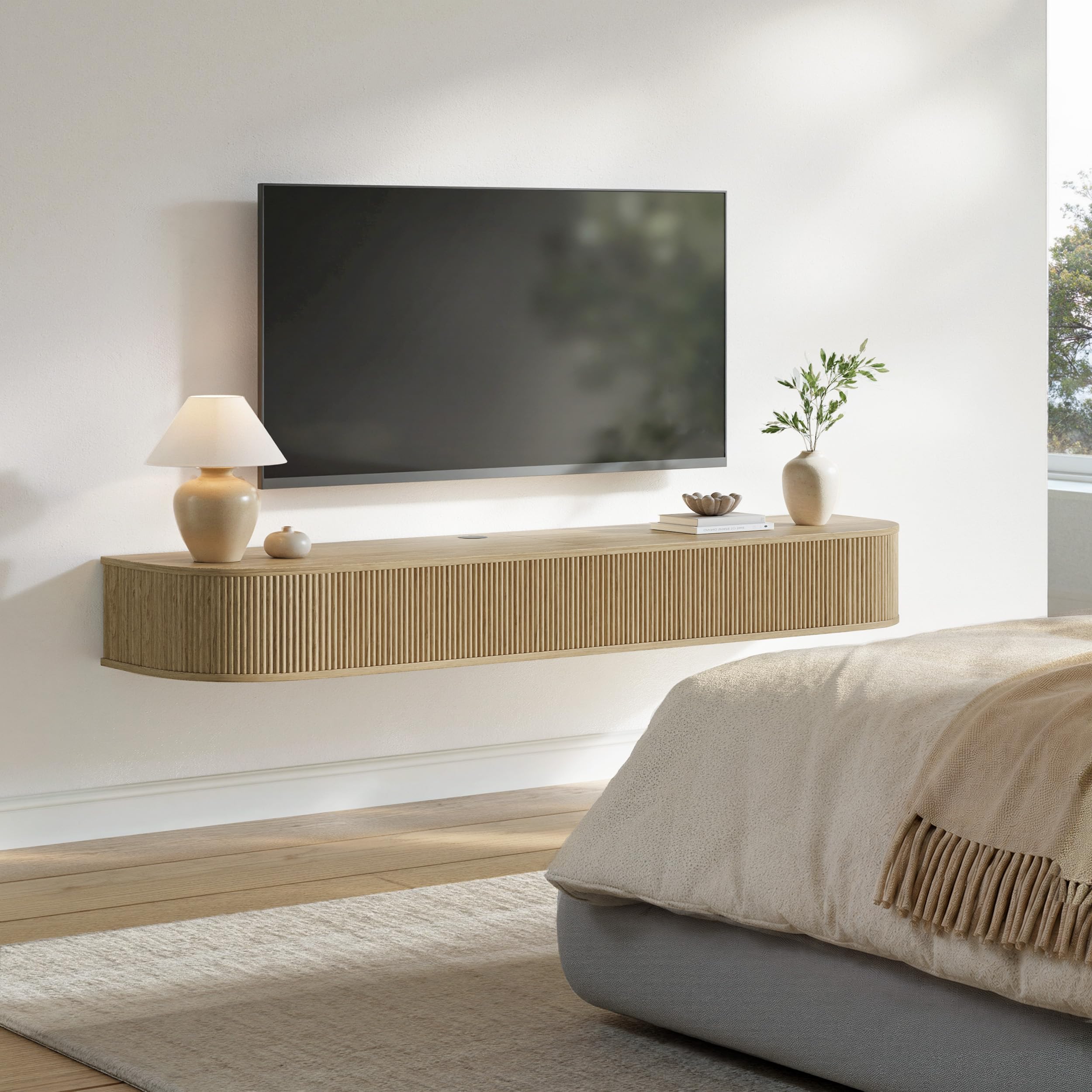 Hängendes TV Lowboard 140 cm lang Buche Holzoptik Modern | Schwebender TV Schrank für 45–55 Zoll Fernseher, sanft abgerundete Ecken & frontseitige Einfräsvertiefung, im Wohnzimmer