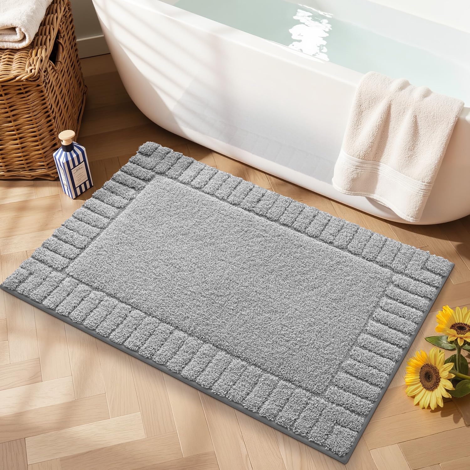 LUMI Bath Mats Non Slip with Rubber Backing, Extra Soft Plush Microfiber Bath Rug Absorbent, Machine Washable Bath Mat Quick Dry for Tub, Shower, Hotel, Light Grey, 50x80cm