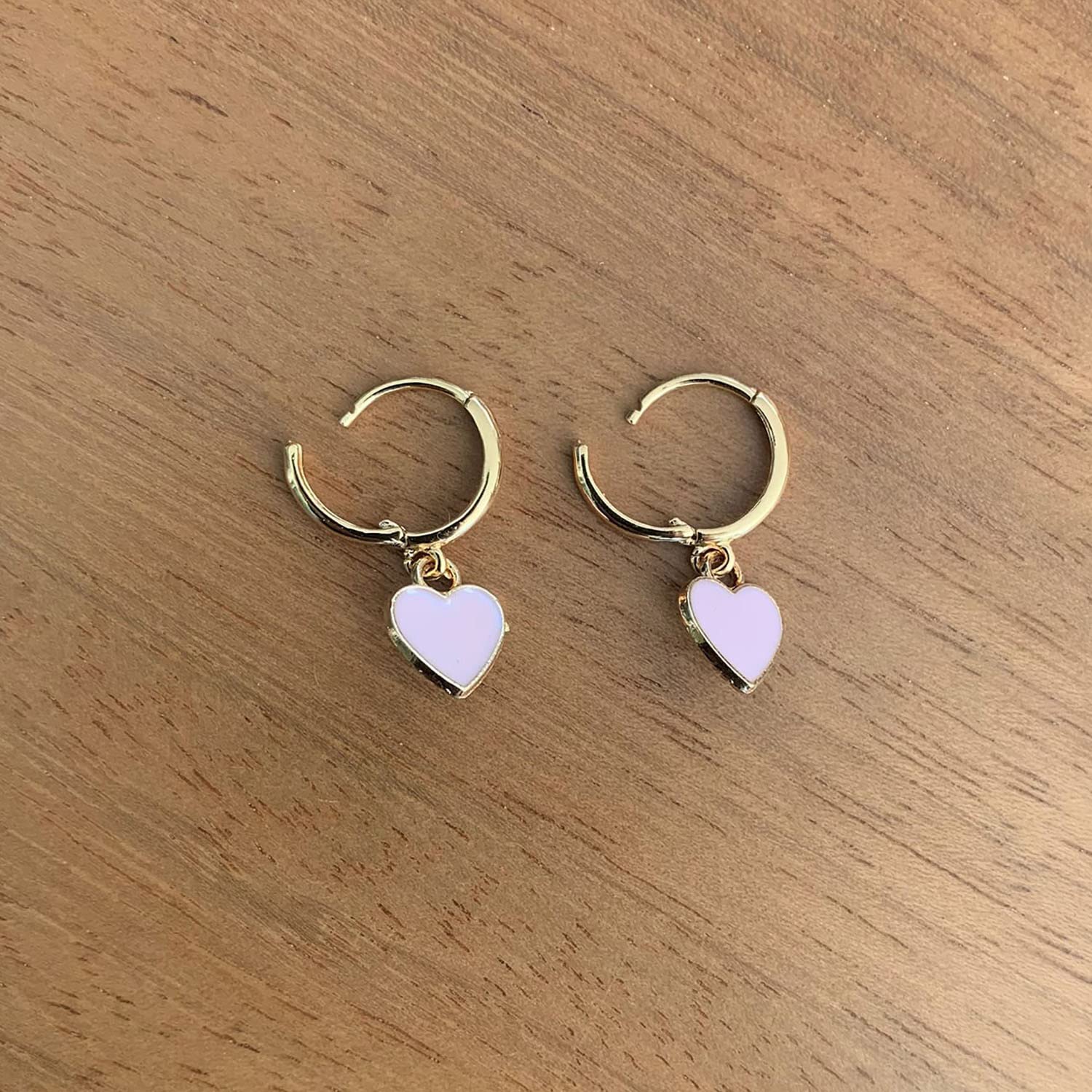 Petites Créoles Dorées Plaquées Or 14K avec Cœurs Rouges ou Roses – Boucles d’Oreilles Légères Femme – Bijou Romantique Élégant – Idée Cadeau Saint-Valentin Anniversaire – ASTER ALHELÍ