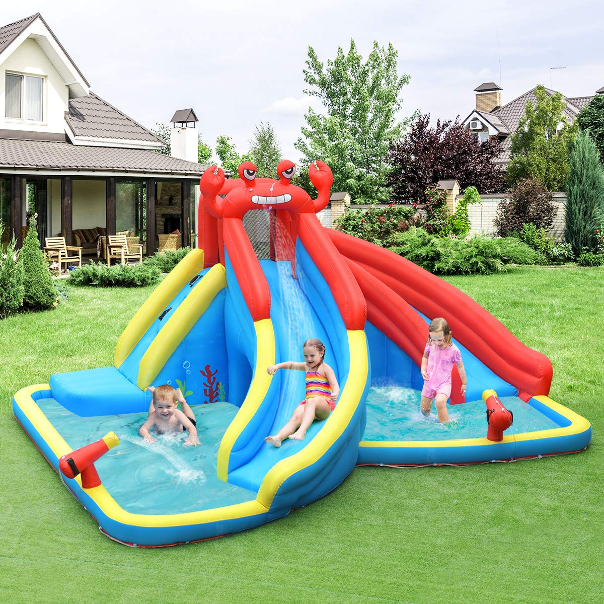 COSTWAY Tobogán Acuático Hinchable, Casa Inflable con Forma de Cangrejo con Pared para Escalar, Piscina e Hidrante, Bolsa de Transporte, Kit de Reparación, Manguera (con Soplador de 480 W)