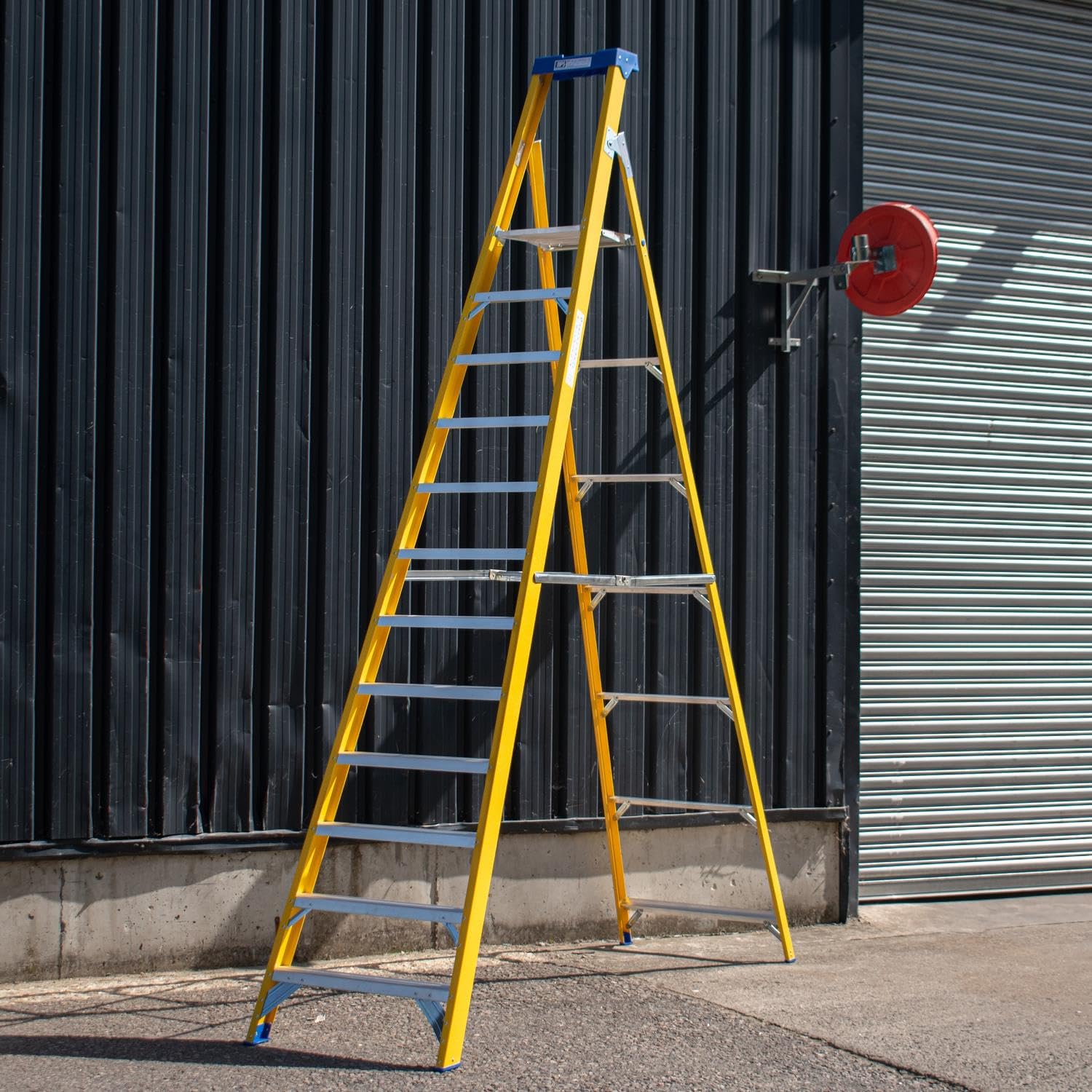 Trade Master Pro® Fibreglass Platform Step Ladder | Electricians Ladder | Non Conductive up to 30,000V | Non-Slip Feet | Painting & Decorating | EN131 Pro Certified | 2.56m Platform Height | 12 Steps