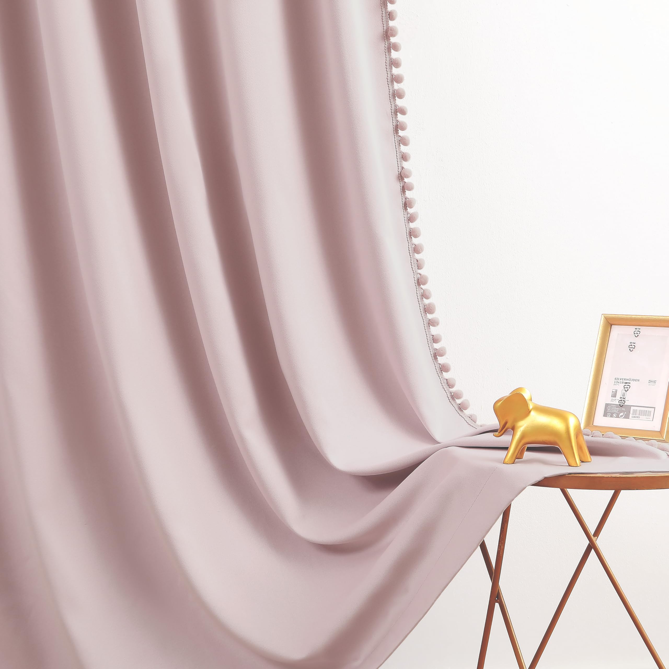 Jubilantex Lot de 2 Rideaux occultants à Pompons - Isolation Thermique - 160 cm de Long - pour Chambre de Fille et d'enfant - 132,1 cm de Large - Rose pâle