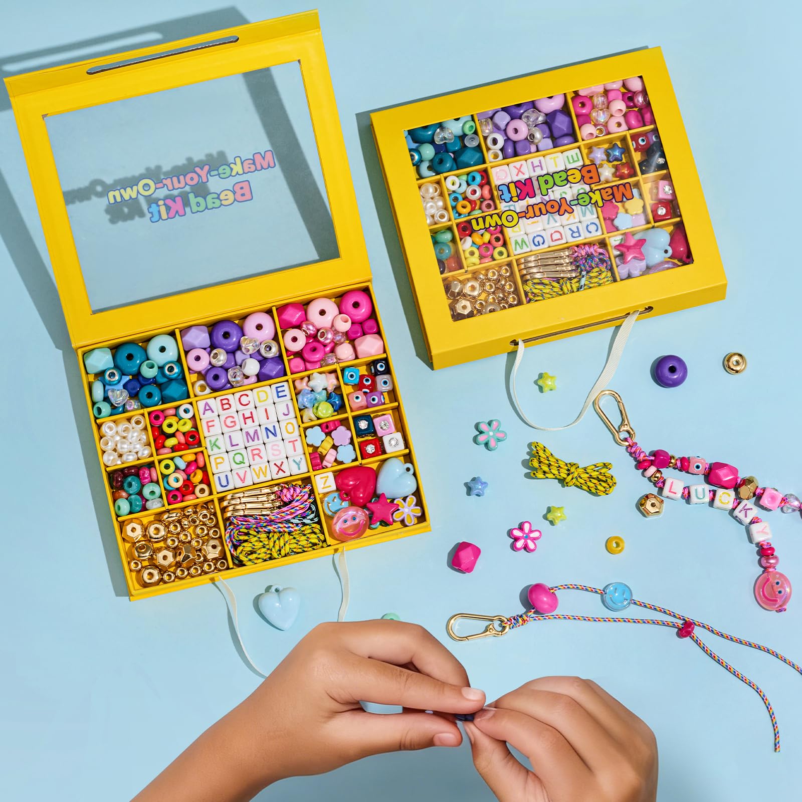 HolidayQbee Kit Perles DIY pour Bijou de Sac et Porteclef - Matériaux Complets avec Perles Formes Coeur/Fleur/Smiley + Lettres Alphabetiques - Accessoire de Sac Personnalisable