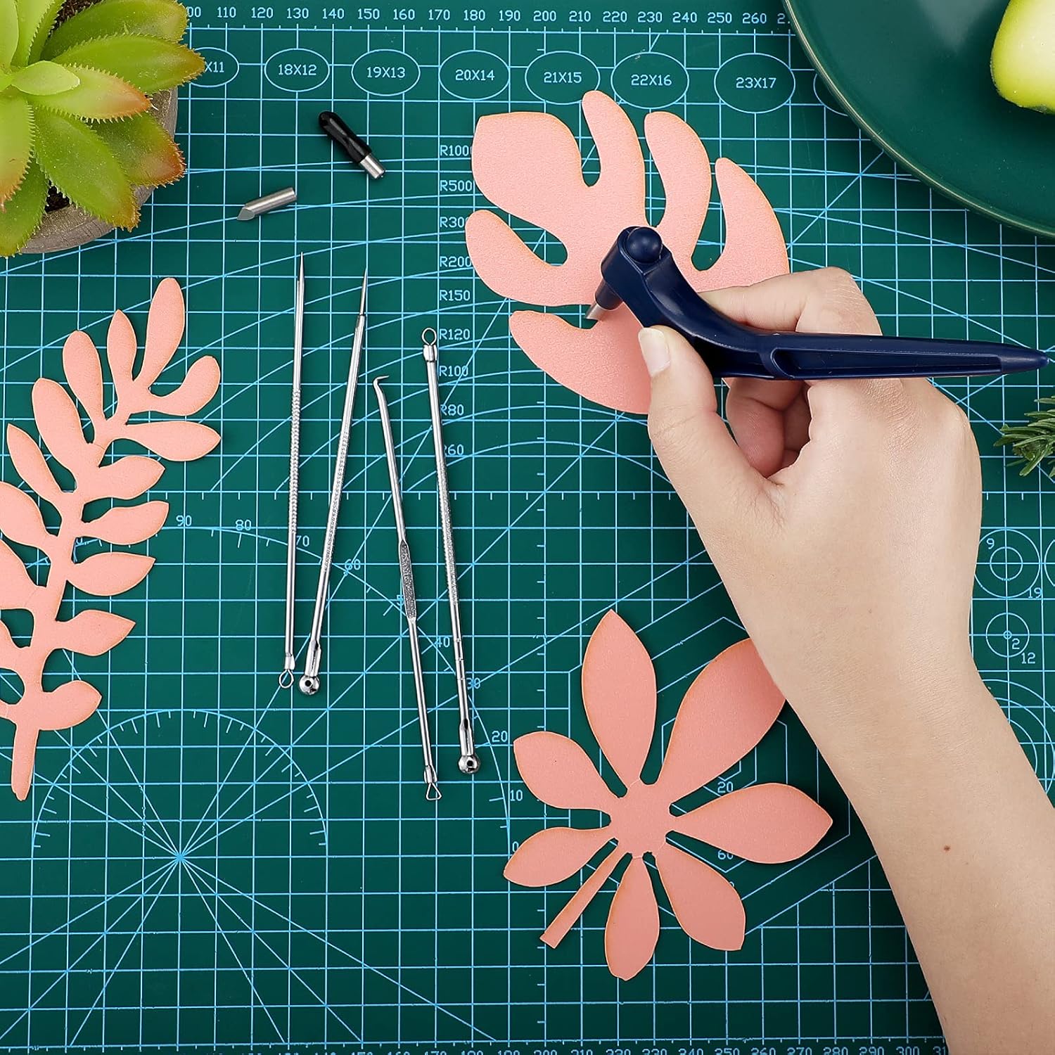 360 Rotating Craft Cutting Tools Set 1 Pieces Specialty Gyro Cutting Tools with 3 Pieces 360-Degree Rotating Carbon Steel Replacement Blade and Cutting Mat for DIY Craft Scrapbooking Stencil Supplies