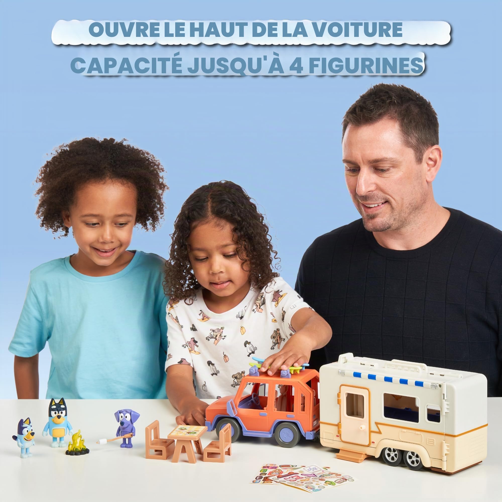 Bluey BLY53000 Kit de Voiture de la Famille Cruiser + Campervan avec 3 Figurines, 10 Accessoires et Autocollants décoratifs, 3 Ans célèbres