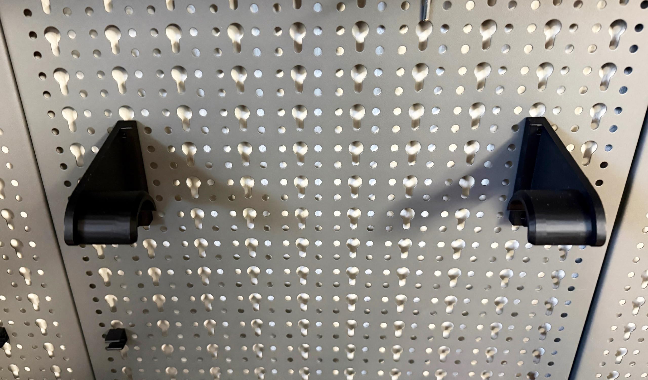 Küpper Portarrollos de papel para pared perforada, soporte 3D para rollos de cocina estándar, ajuste perfecto para pared perforada Küpper sistema de taller y garaje, montaje rápido, listo para paños
