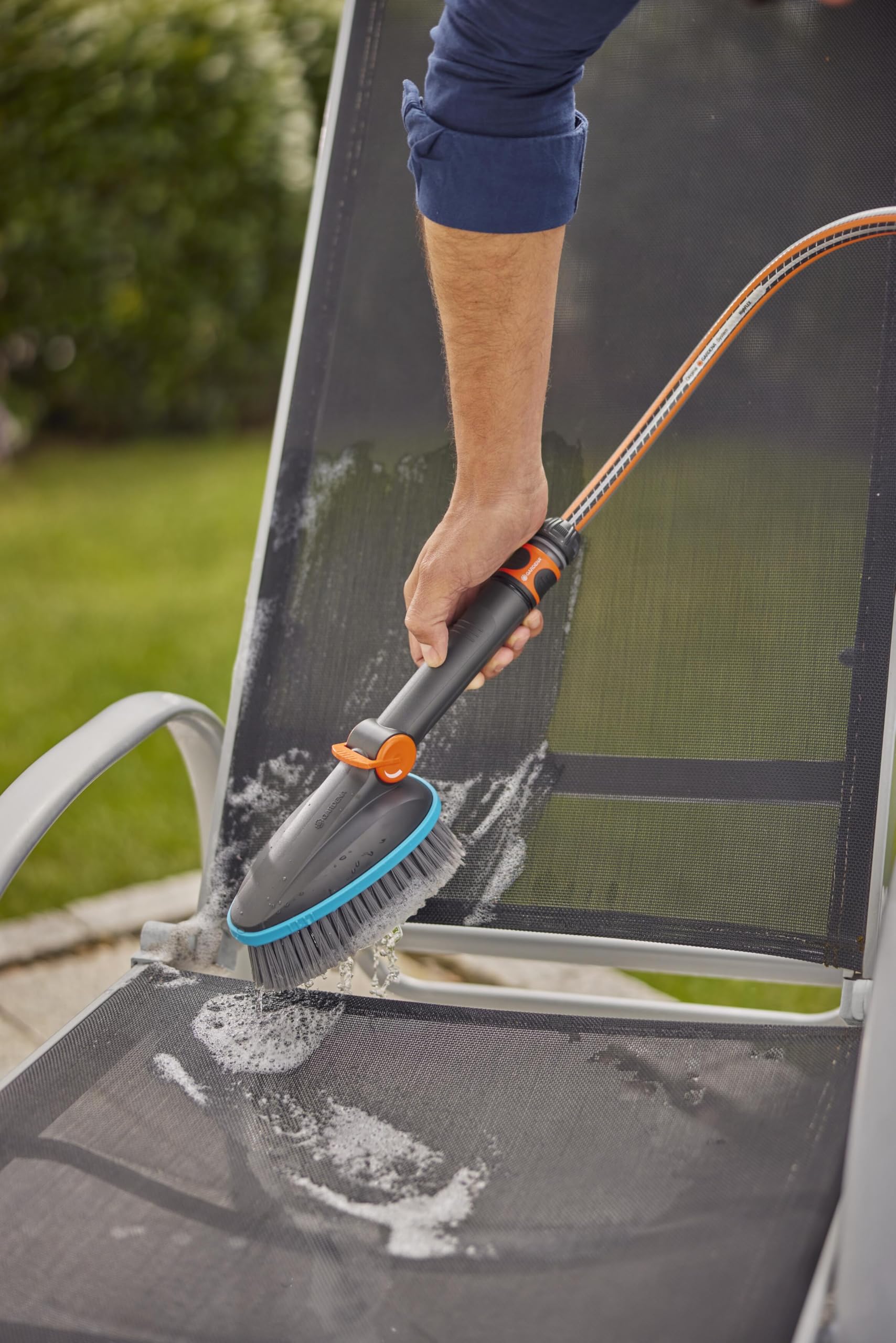 Gardena Cleansystem Cepillo de Mano M Suave: Cepillo de Limpieza con conexión de Manguera, Plano, Superficies pequeñas y delicadas, práctico manejo con una Sola Mano, Ajuste del Agua (18842-20)