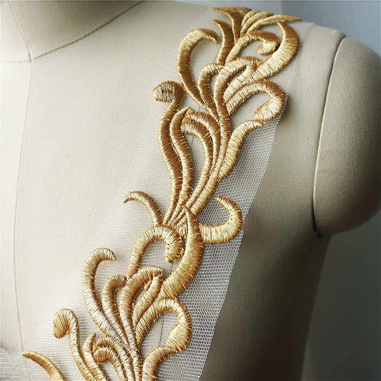 Appliqué Decorativi per Abiti da Cerimonia, Abito Ricamato in Tessuto di Pizzo con Applicazioni Colletto
