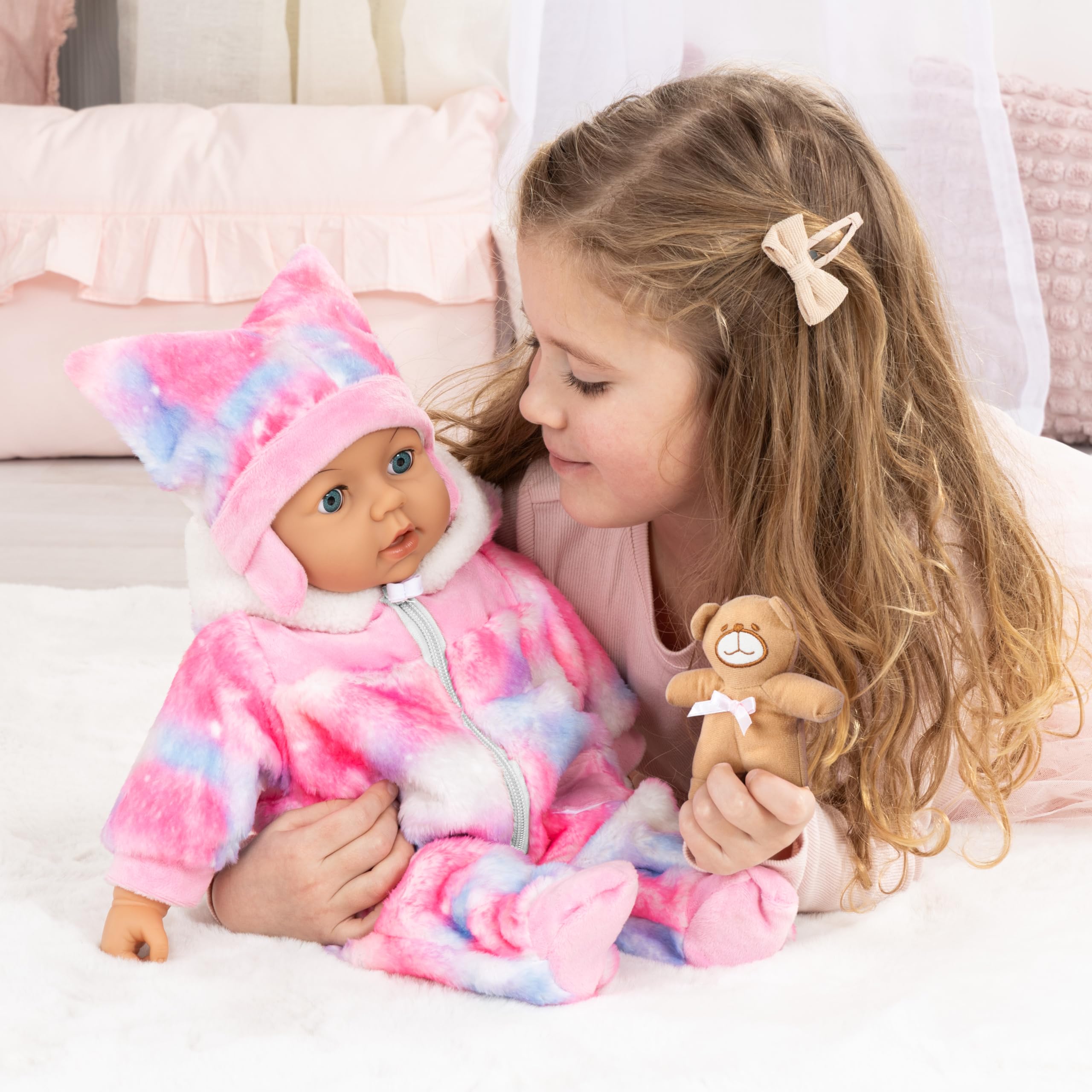 Bayer Design Interaktive Puppe Piccolina Magic Eyes, 46 cm mit Zubehör | Funktionspuppe, bewegt den Mund, blinzelt mit den Augen, sprechend, weicher Körper, Schnuller, Flasche und viel Zubehör