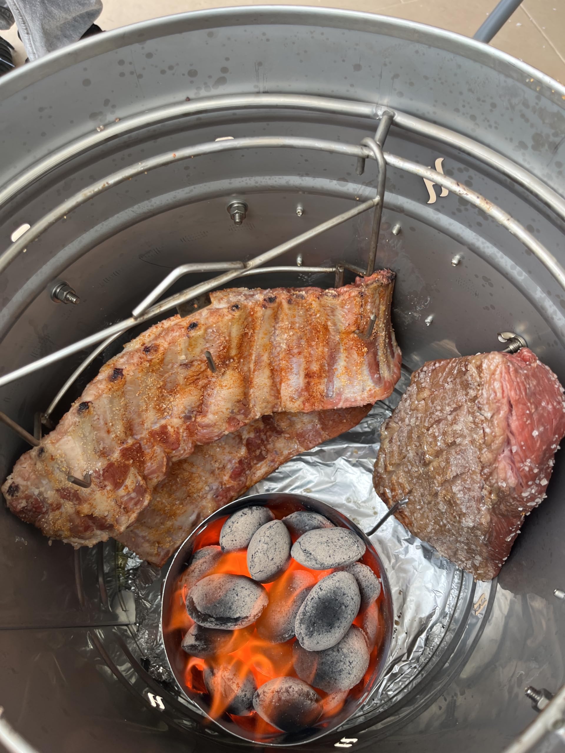 Barril Barbacoa Pequeño12 Libras (6 kilos)- Acero Inoxidable 304 y 430, Cocción sin Humo - Incluye Parrilla, Ganchos, Cenicero y Termómetro - Hasta 6 Personas