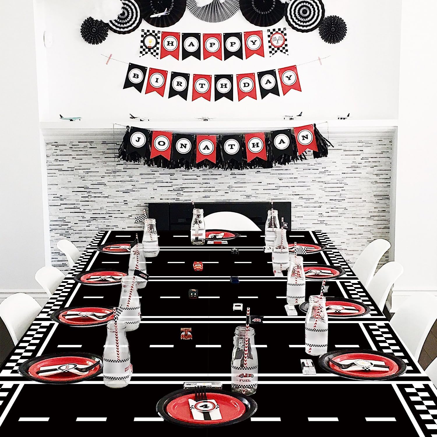 PIXHOTUL Lot de 4 nappes de table en plastique - Motif voiture de course - Noir à carreaux - Pour anniversaire d'enfant garçon - 130 x 220 cm PIXHOTUL Lot de 4 nappes de table en plastique - Motif voiture de course - Noir à carreaux - Pour anniversaire d'enfant garçon - 130 x 220 cm