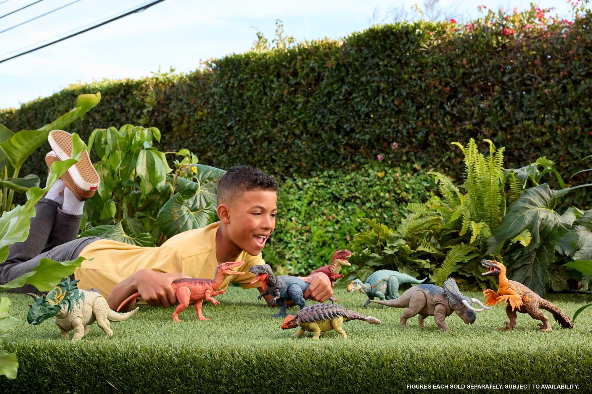 Mattel Jurassic World La Rinascita Maiasaura Ruggito Selvaggio, dinosauro giocattolo con attacco multidirezionale azionato con la coda e suoni, snodato, gioco digitale, JGC82