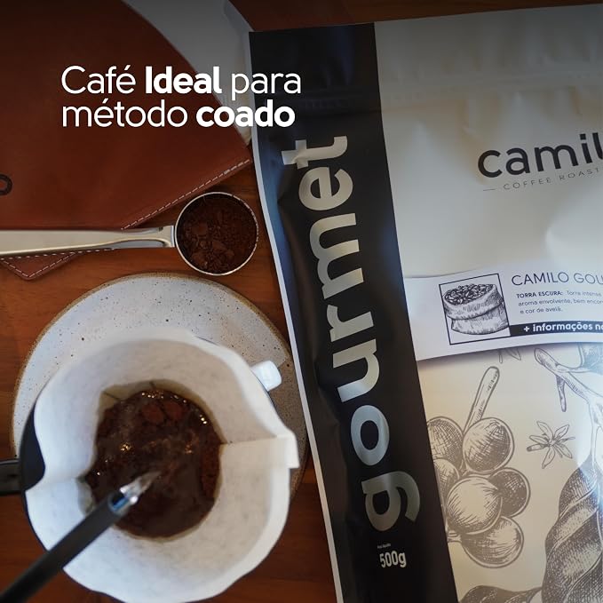 Vista superior de preparo de café coado com filtro e colher medidora ao lado da embalagem de 500g