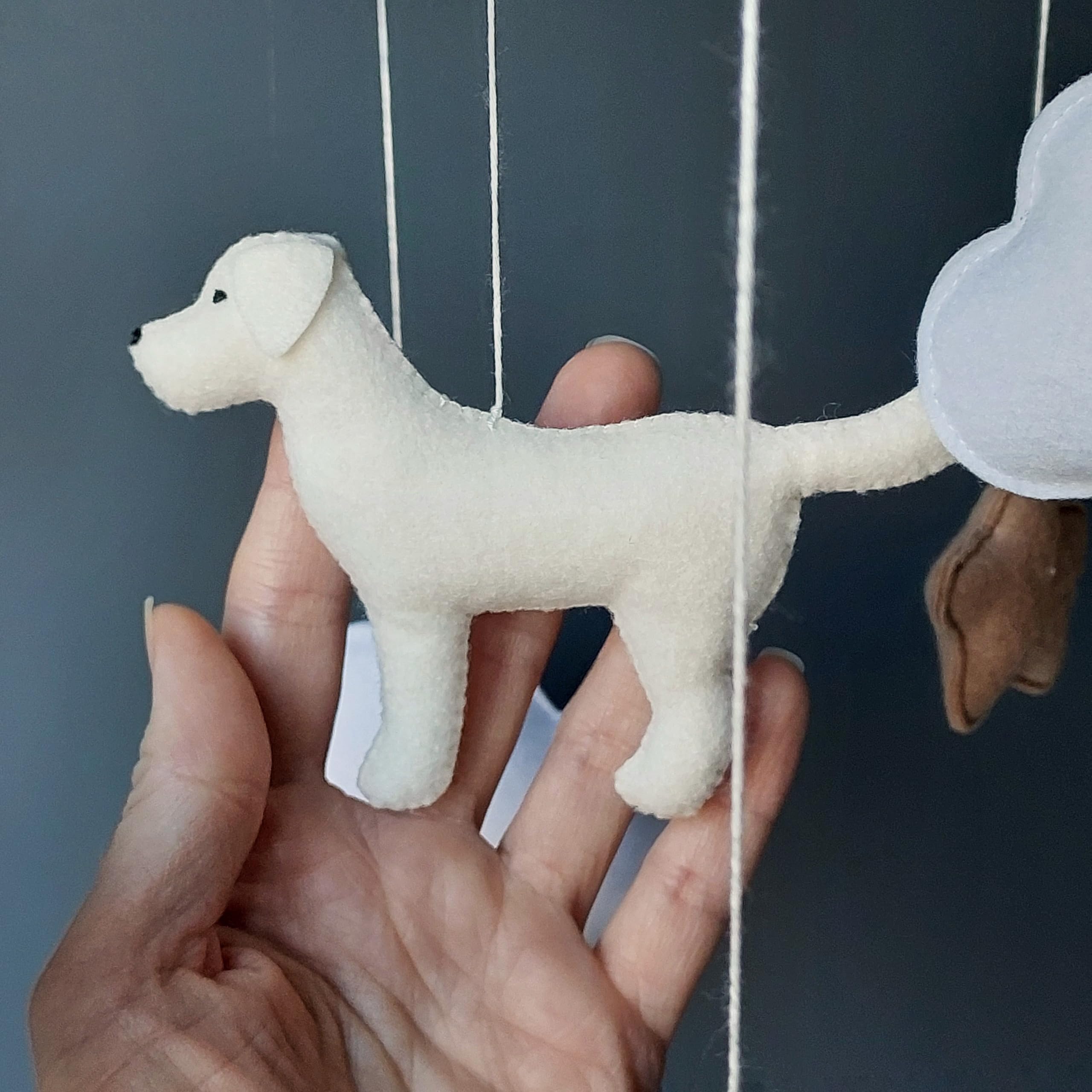 Baby-Mobile mit Hund – Wolken & Sterne Baby Mobile für das Kinderzimmer | Filz Mobile für Jungen & Mädchen | Geschenk für Hundemama | Neutrale Babyzimmer-Deko