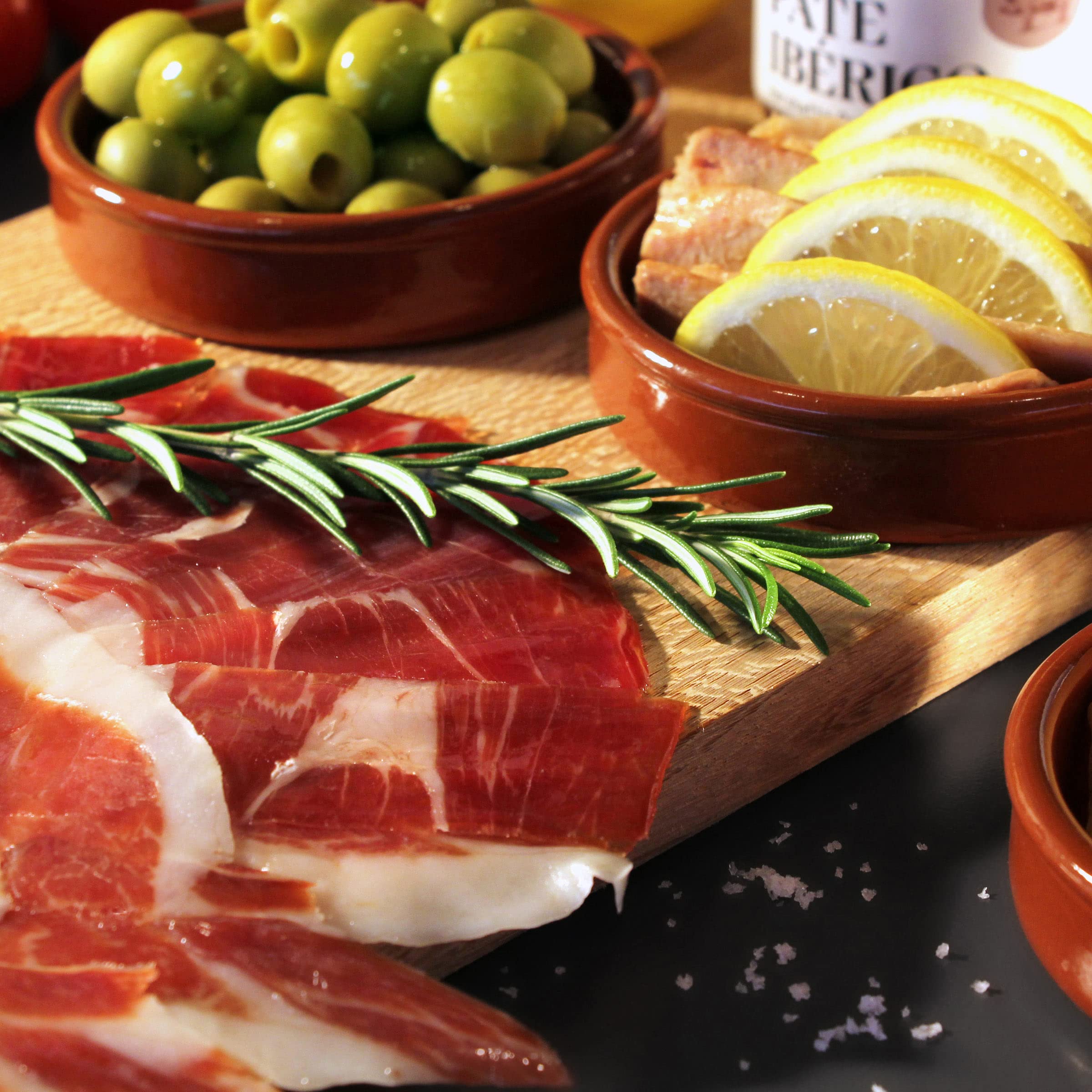 jamon.de Präsentkorb EXCLUSIVO, edle Feinkost im Geschenkkorb | Handgeschnittener Teruel-Schinken, edle Patés, Olivenöl, Flor de Sal, Thunfisch und Rotwein, Geschenk für Feinschmecker