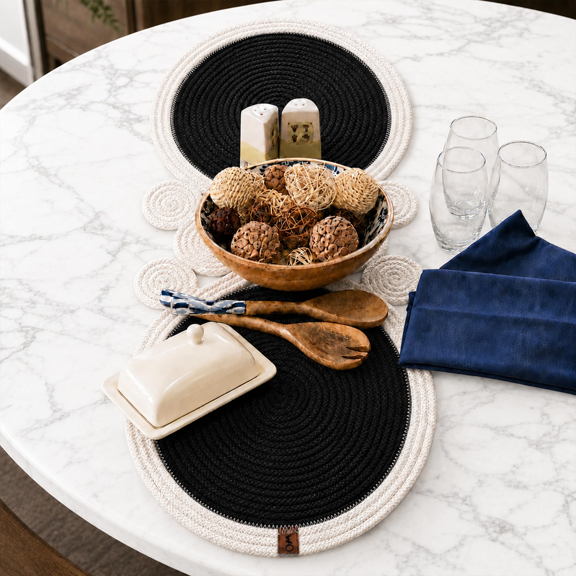 Chemin de table en jute tissé à la main - Centre noir avec bordure blanche - Décoration de table de salle à manger bohème - Fibre naturelle durable cousue en zigzag - Chemin de table décoratif moderne