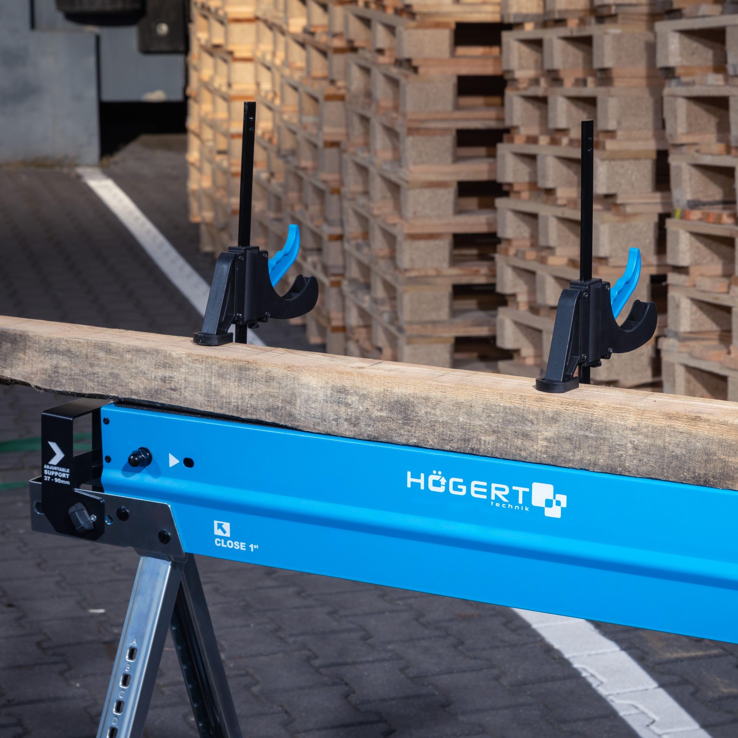 HÖGERT TECHNIK Tréteau pliant réglable en hauteur de 61,5 à 82 cm avec capacité de charge de 590 kg, supports de poutre de 40 à 90 mm, surface de travail antidérapante, supports pliables et poignée de