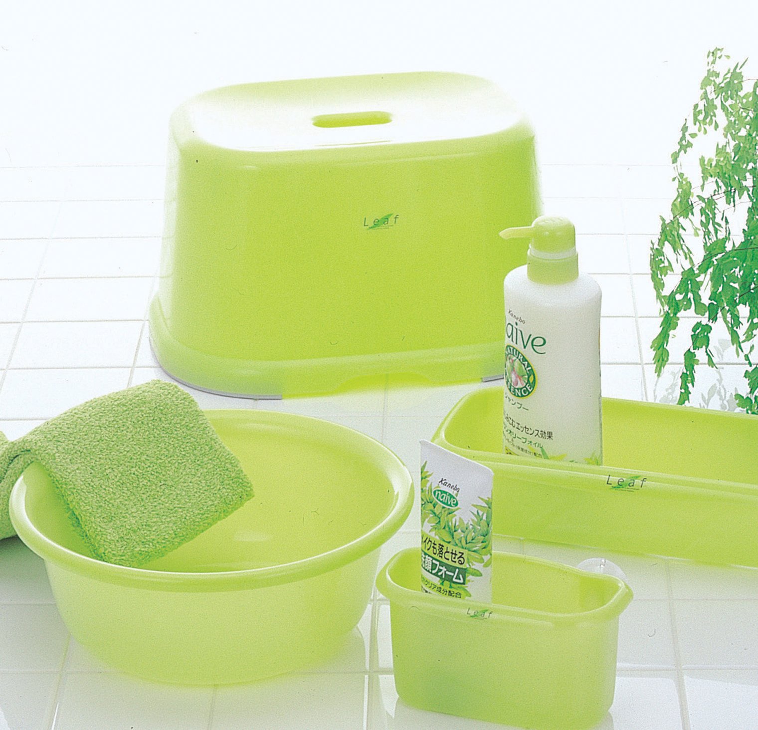 Inomata Leaf 2355 Plastic Bath Stool (Green)