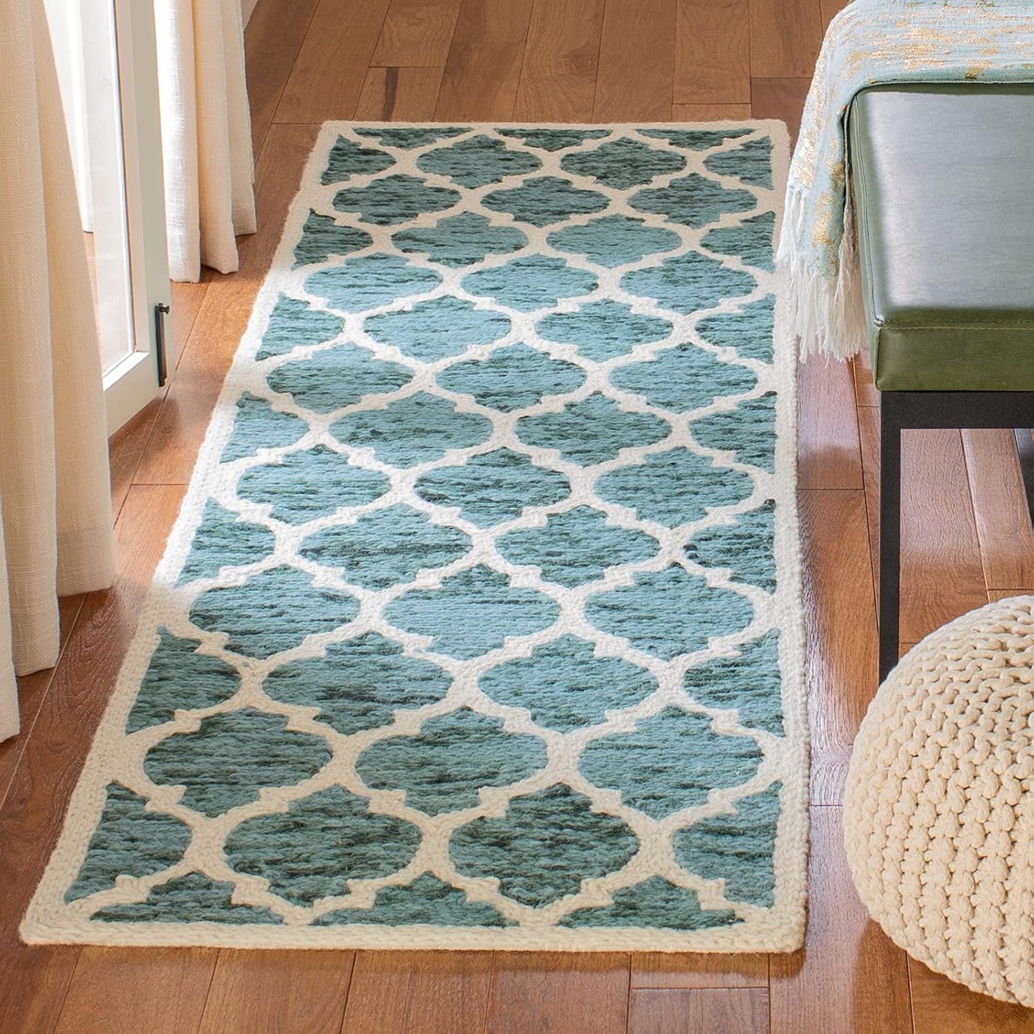 SAFAVIEH Himalaya Collection Accent Rug - 2' x 3', Red & Ivory, Handmade Wool, Ideal for High Traffic Areas in Entryway, Living Room, Bedroom (HIM121B)