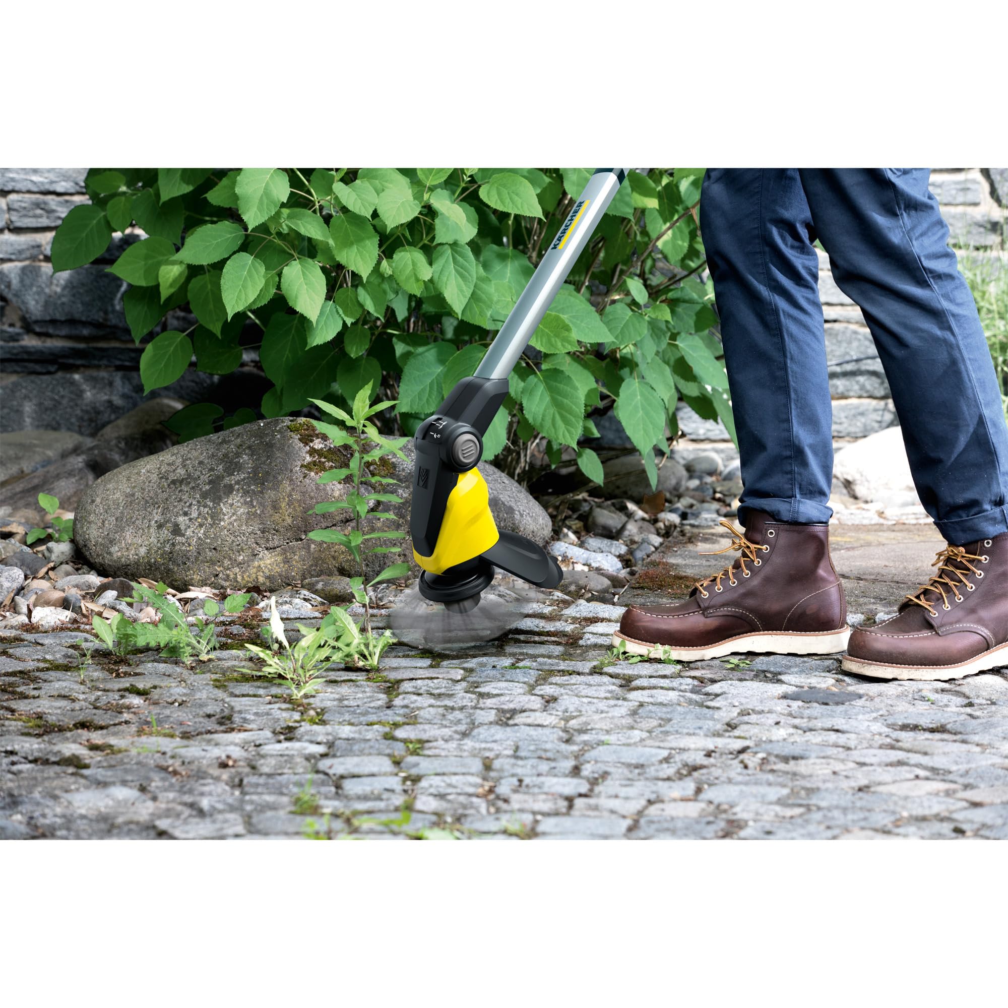 KÄRCHER Désherbeur sans Fil WRE 18-55, Batterie 18 V, Vitesse de Rotation : 2300-2800 TR/Min, Diamètre de la Brosse : 180 mm, Poils en Nylon, Protection Anti-éclaboussures, avec Batterie et Chargeur