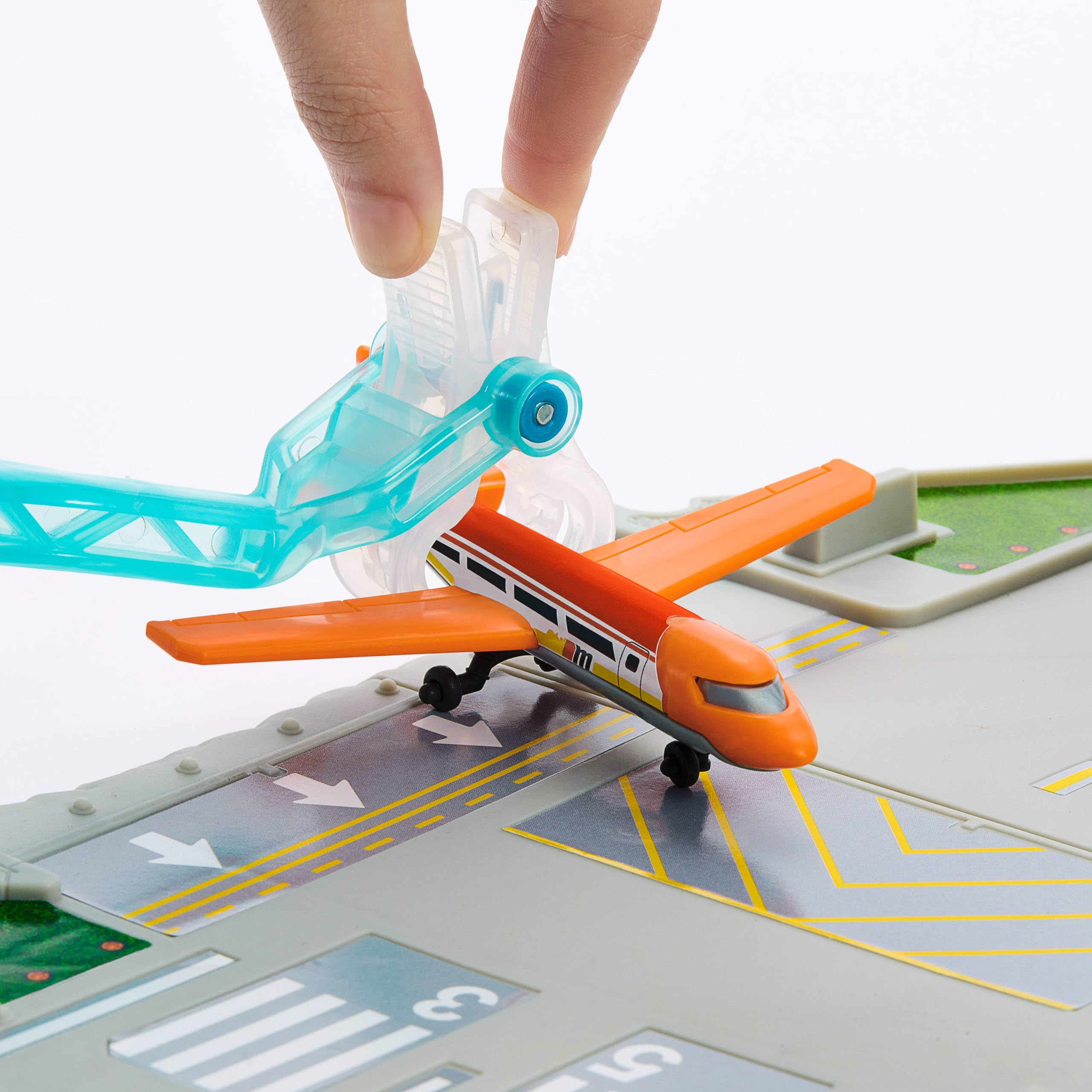 Matchbox - Decollo in Aeroporto, playset con torre di controllo e controller, pista, hangar e due veicoli, include un aereo e 1 Audi in scala 1:64, giocattolo per bambini, 3+ anni, JBW37