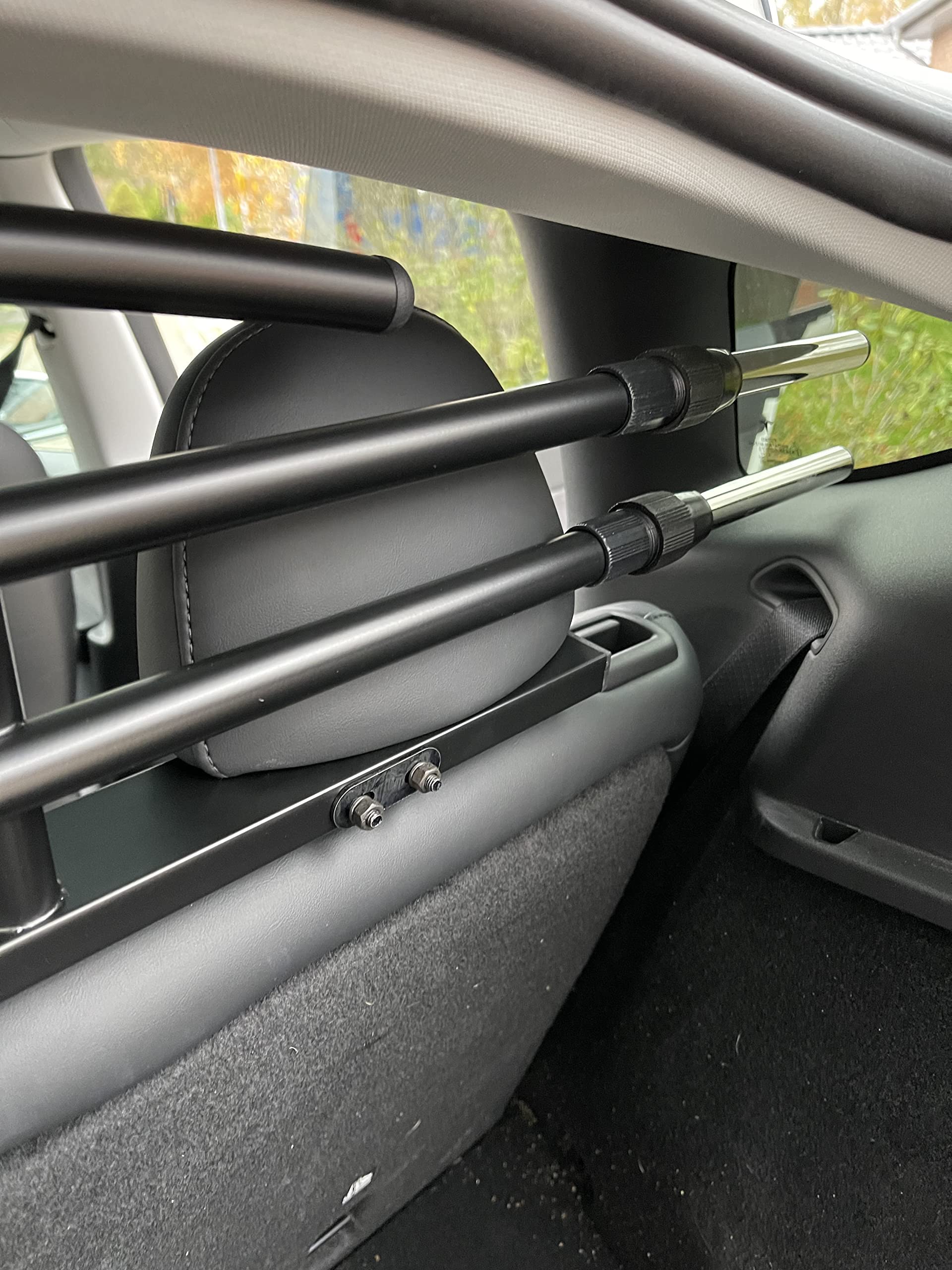 Electric Rebels Hundegitter/Transportgitter – kompatibel mit Tesla Model Y (auch Juniper) – stufenlos verstellbar, komplettes Montage-Set, ruhiger & sicherer Schutz für Hunde und Fahrer
